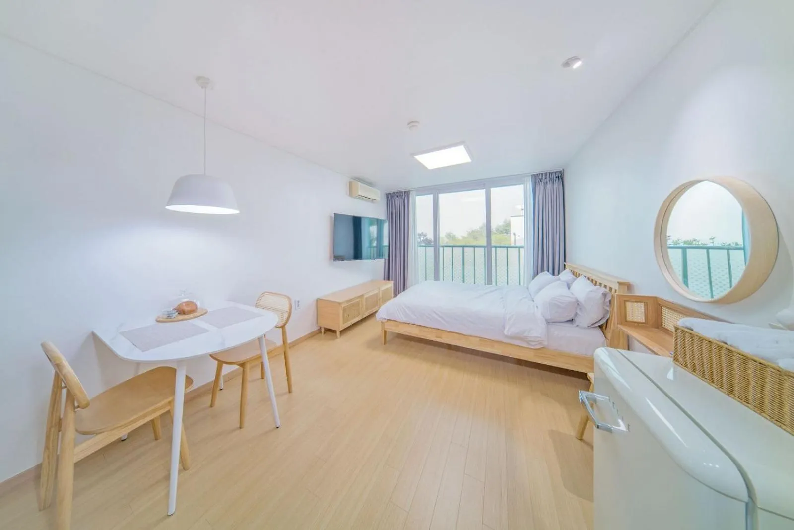 Photo of the whole room, Bed in Zio Pinetree