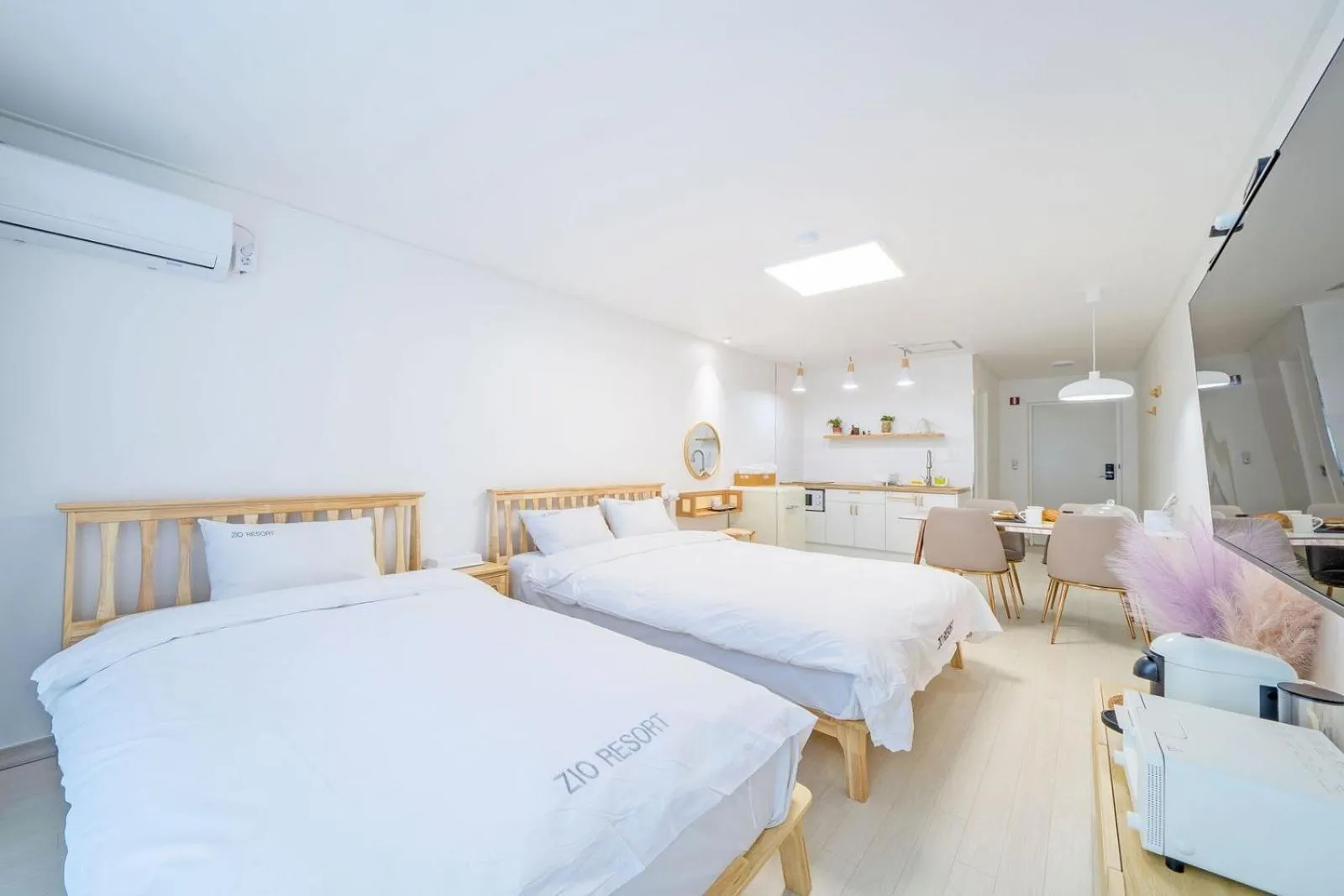 Bedroom, Bed in Zio Pinetree