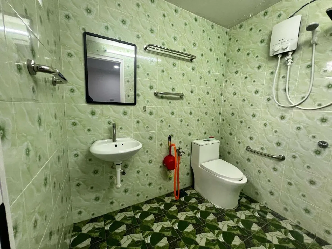 Bathroom in Capital O 91117 Noor Room Stay