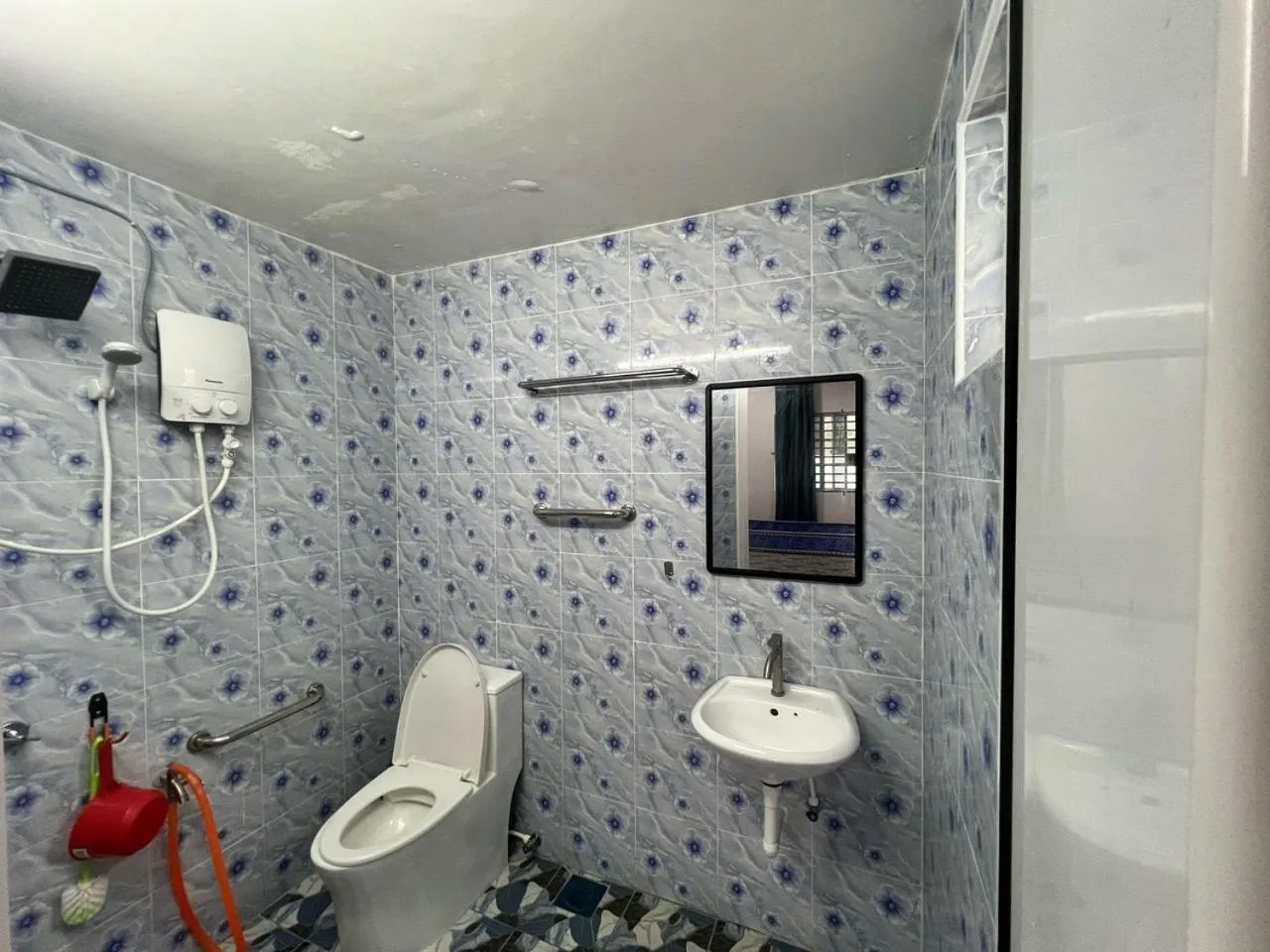 Bathroom in Capital O 91117 Noor Room Stay