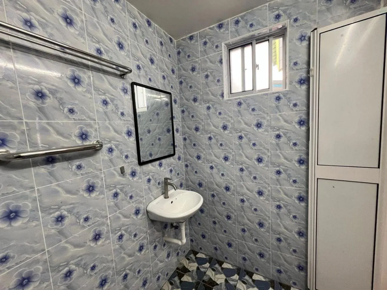 Bathroom in Capital O 91117 Noor Room Stay