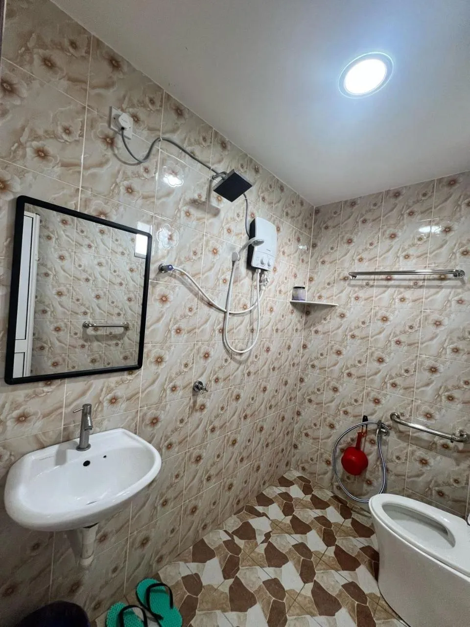 Bathroom in Capital O 91117 Noor Room Stay