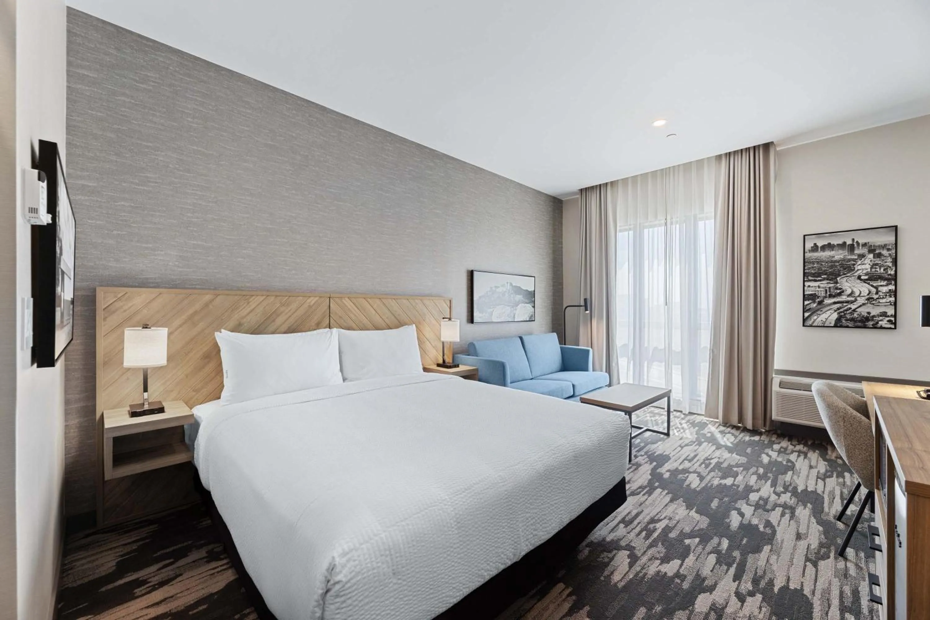 Photo of the whole room, Bed in Sandman Signature Dallas Las Colinas Hotel & Suites