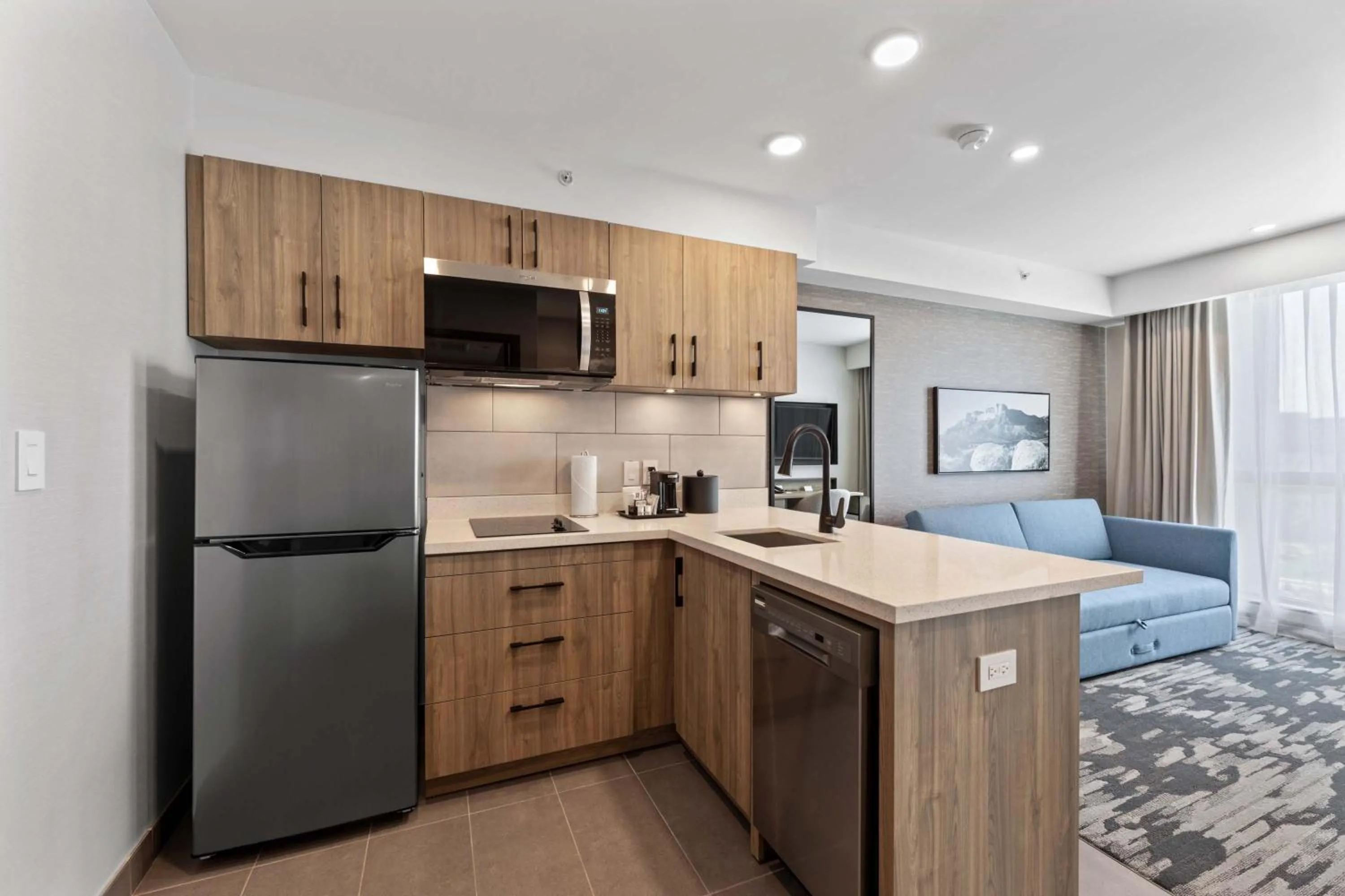 Kitchen or kitchenette in Sandman Signature Dallas Las Colinas Hotel & Suites