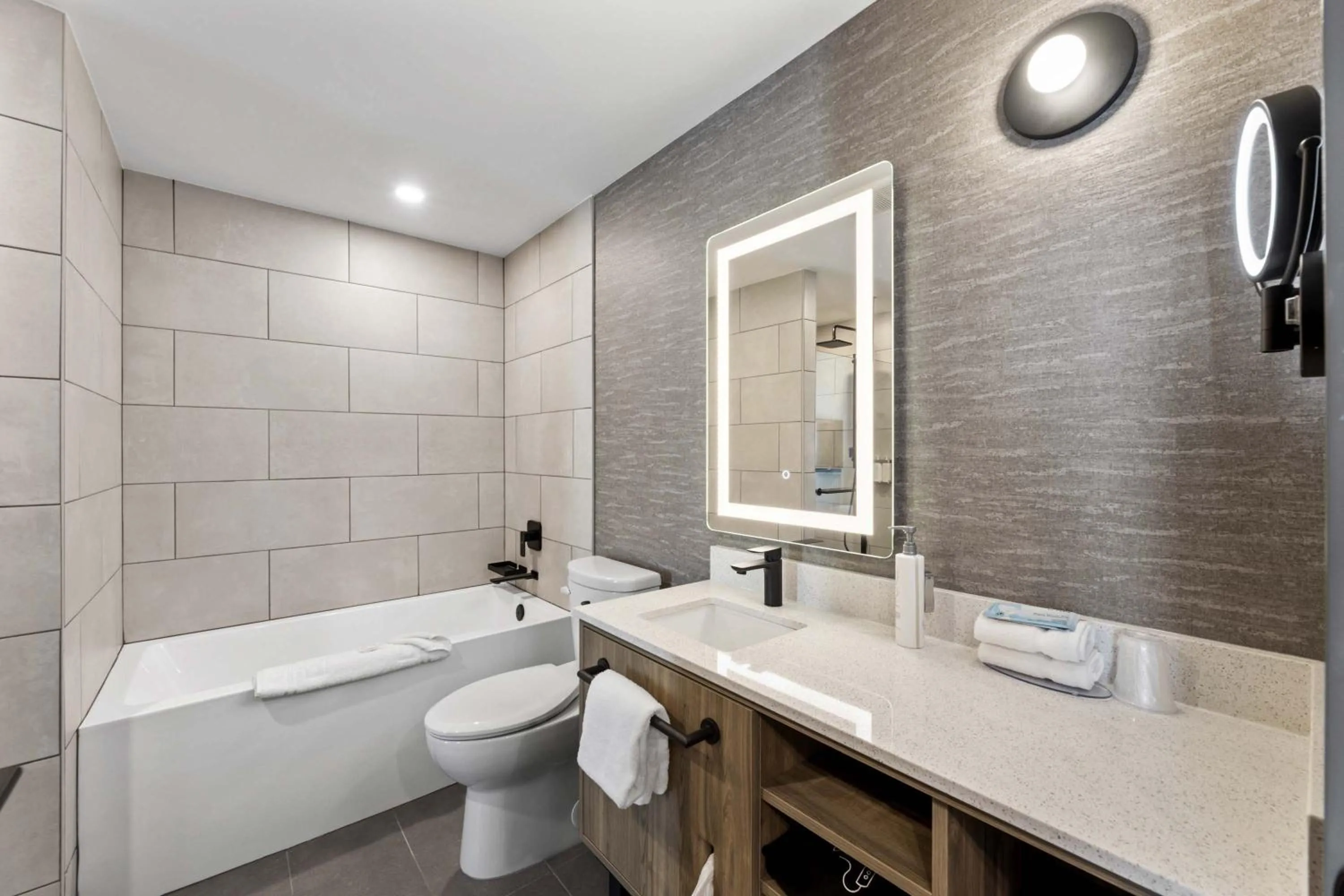 Bathroom in Sandman Signature Dallas Las Colinas Hotel & Suites