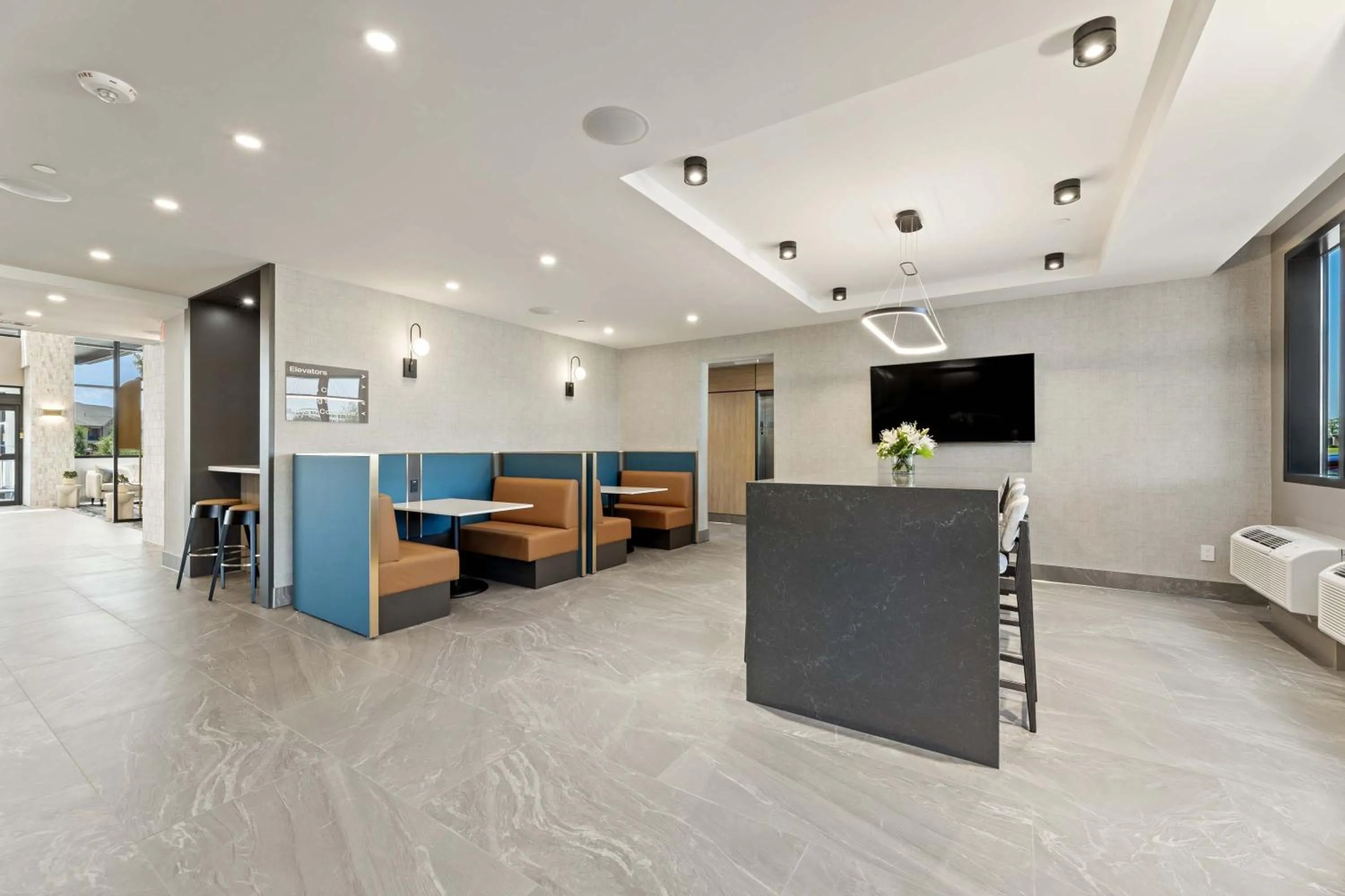 Breakfast in Sandman Signature Dallas Las Colinas Hotel & Suites