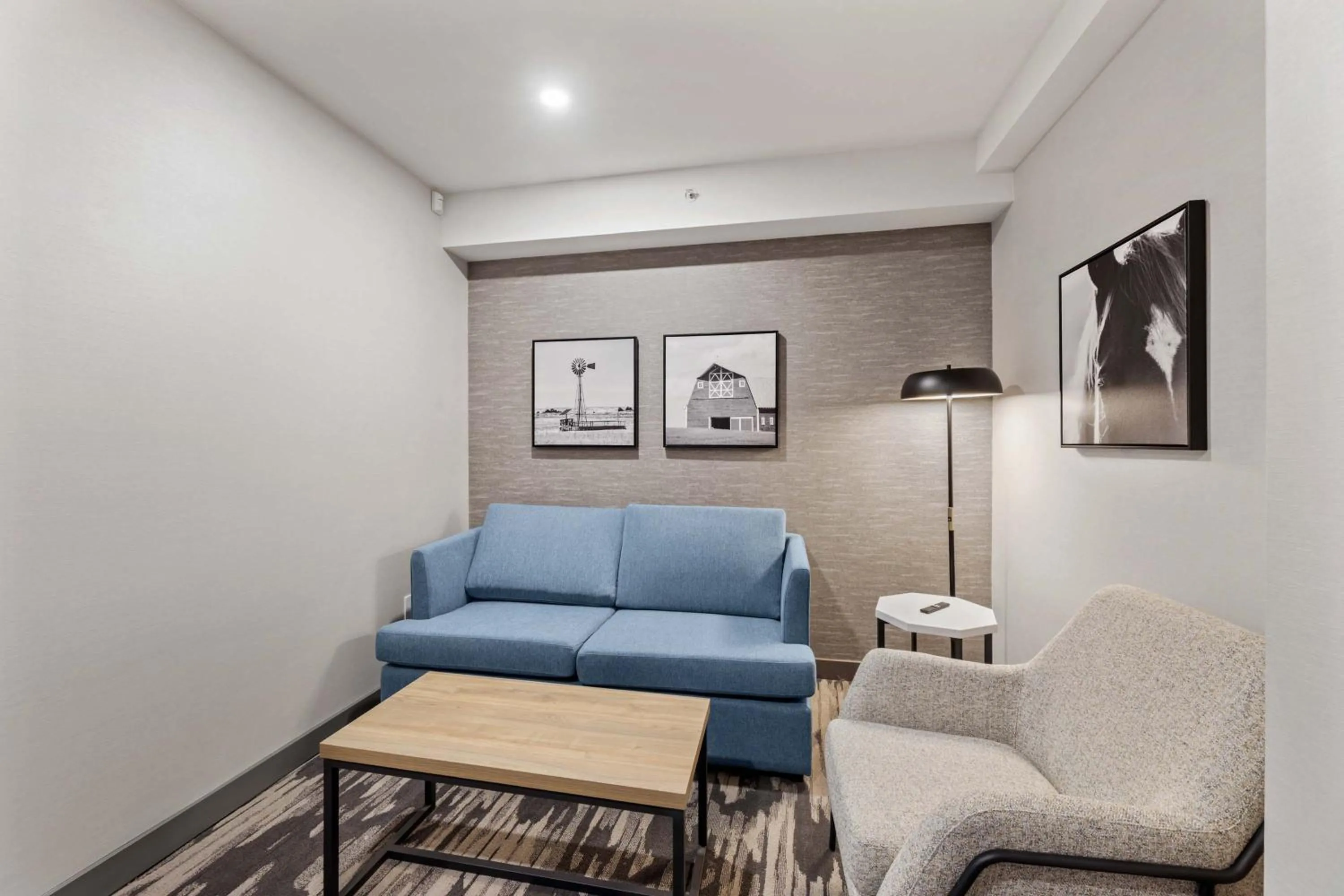 Living room in Sandman Signature Dallas Las Colinas Hotel & Suites