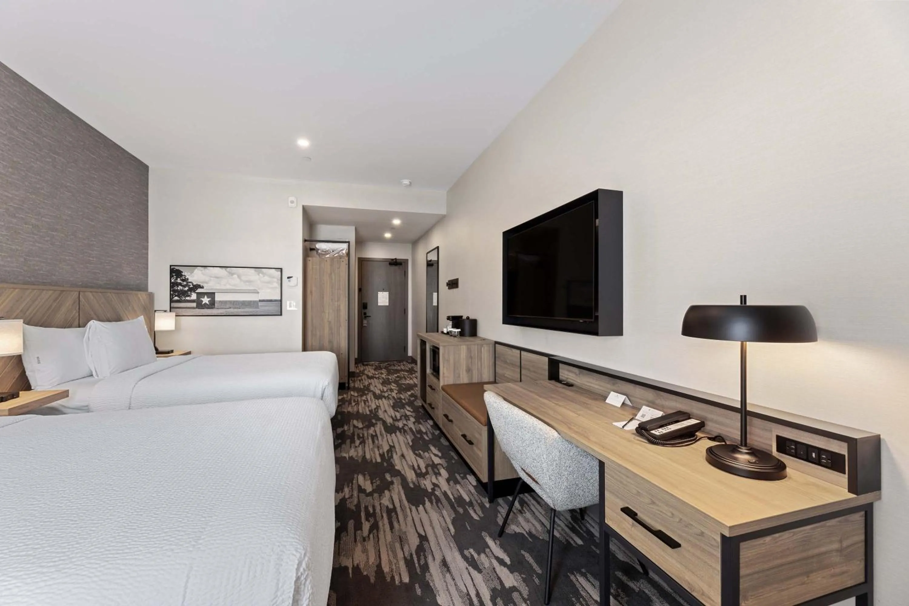 Photo of the whole room, Bed in Sandman Signature Dallas Las Colinas Hotel & Suites