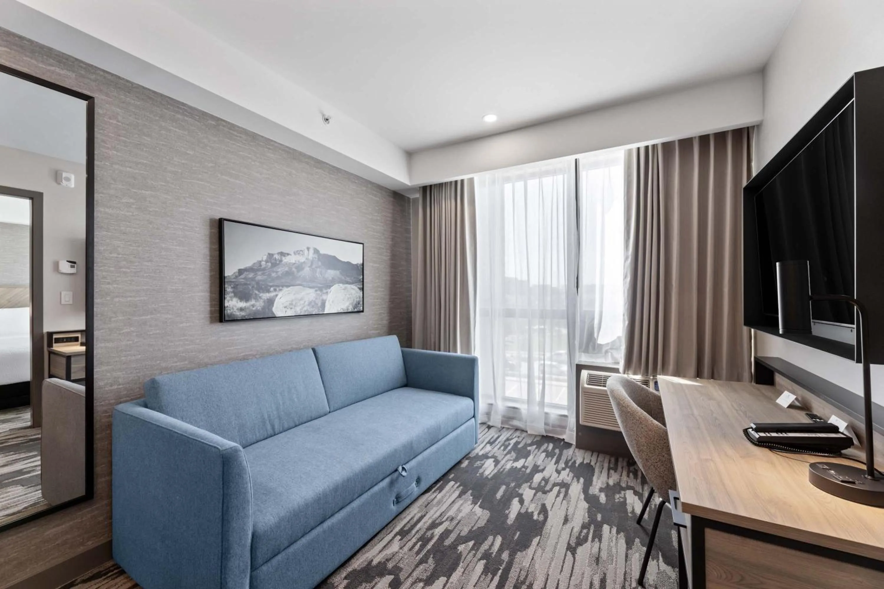 Living room in Sandman Signature Dallas Las Colinas Hotel & Suites