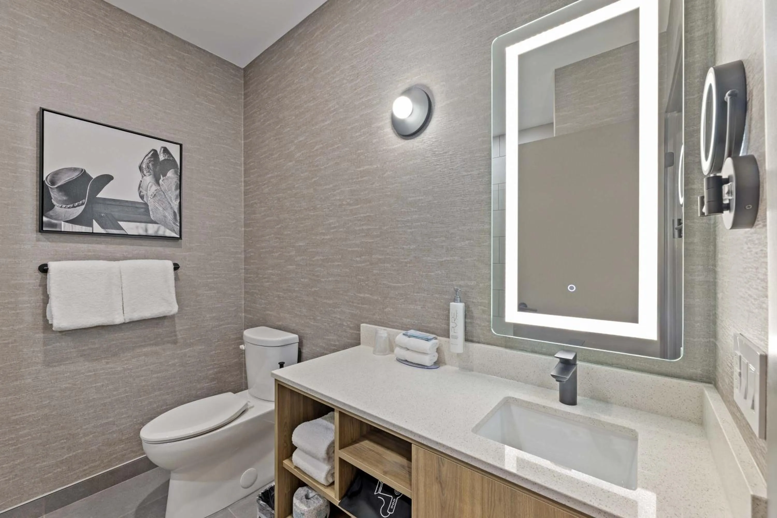 Bathroom in Sandman Signature Dallas Las Colinas Hotel & Suites