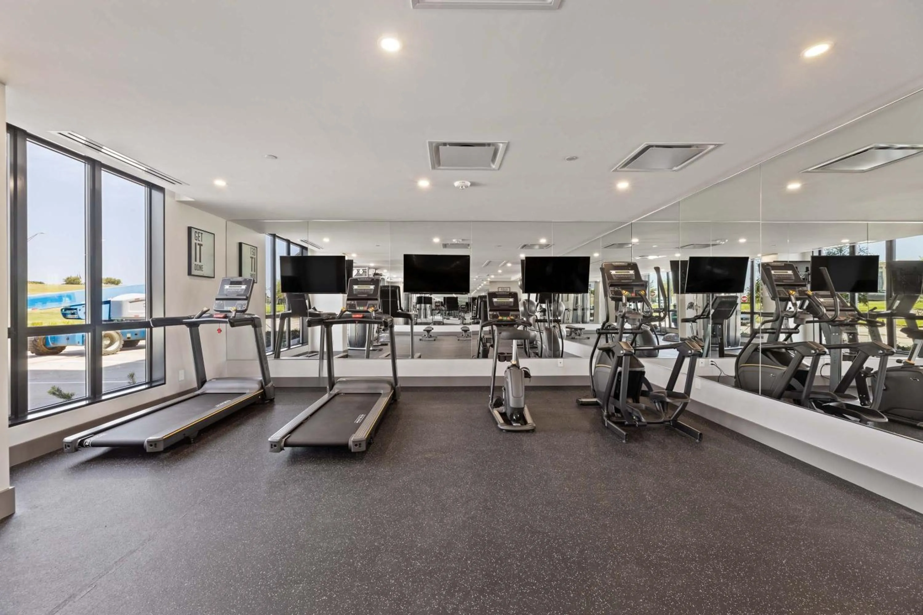 Fitness centre/facilities in Sandman Signature Dallas Las Colinas Hotel & Suites