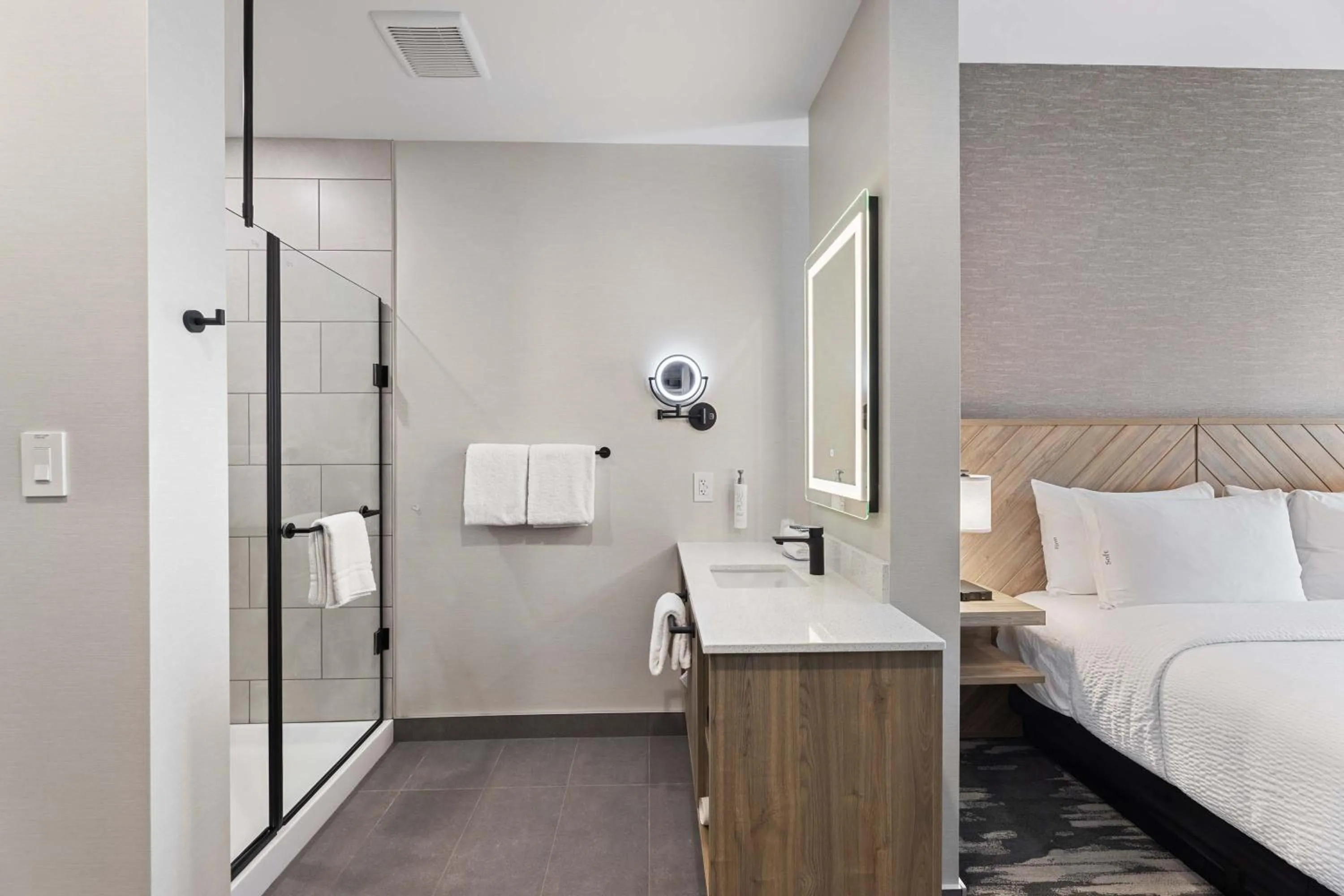 Bathroom, Bed in Sandman Signature Dallas Las Colinas Hotel & Suites
