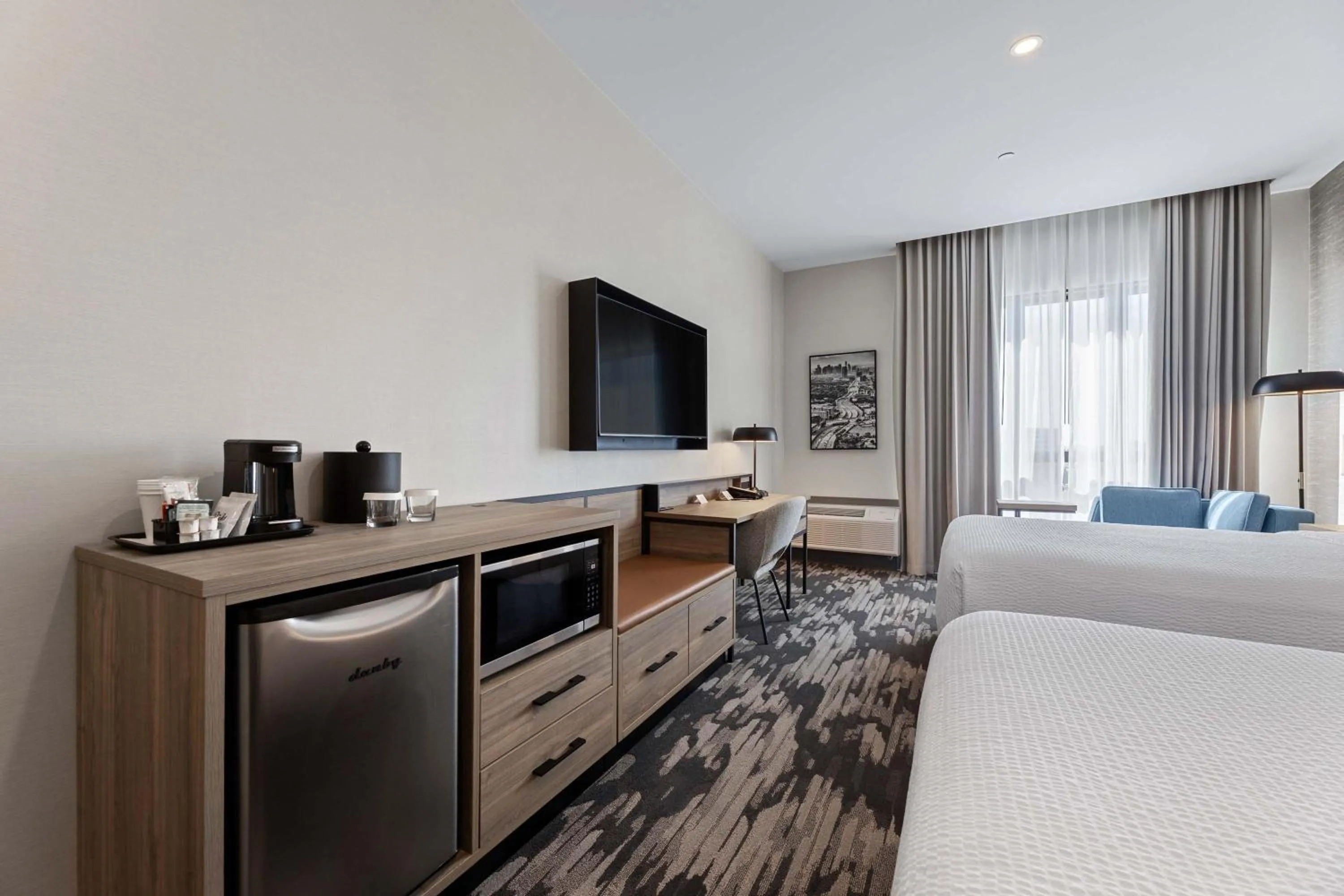 Photo of the whole room, Bed in Sandman Signature Dallas Las Colinas Hotel & Suites