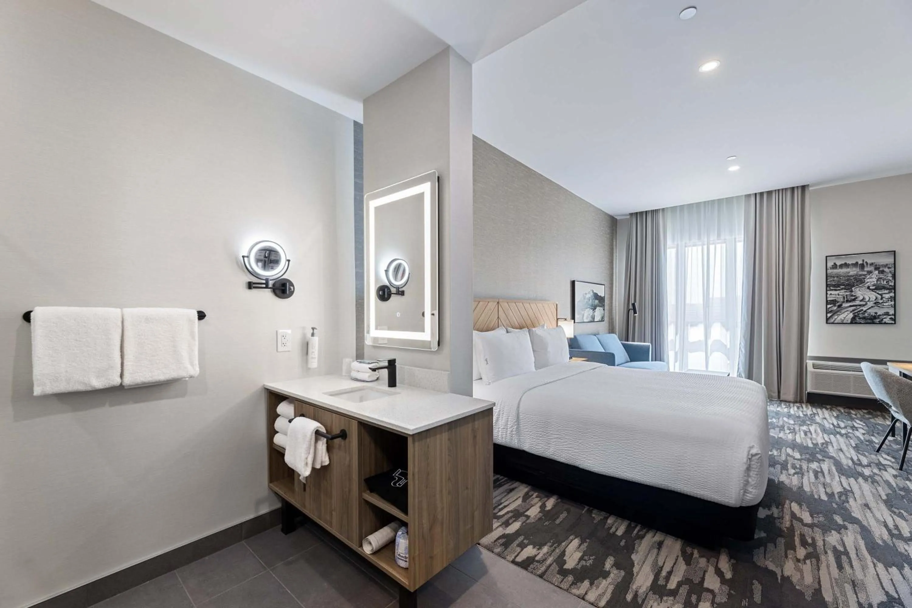 Photo of the whole room, Bed in Sandman Signature Dallas Las Colinas Hotel & Suites