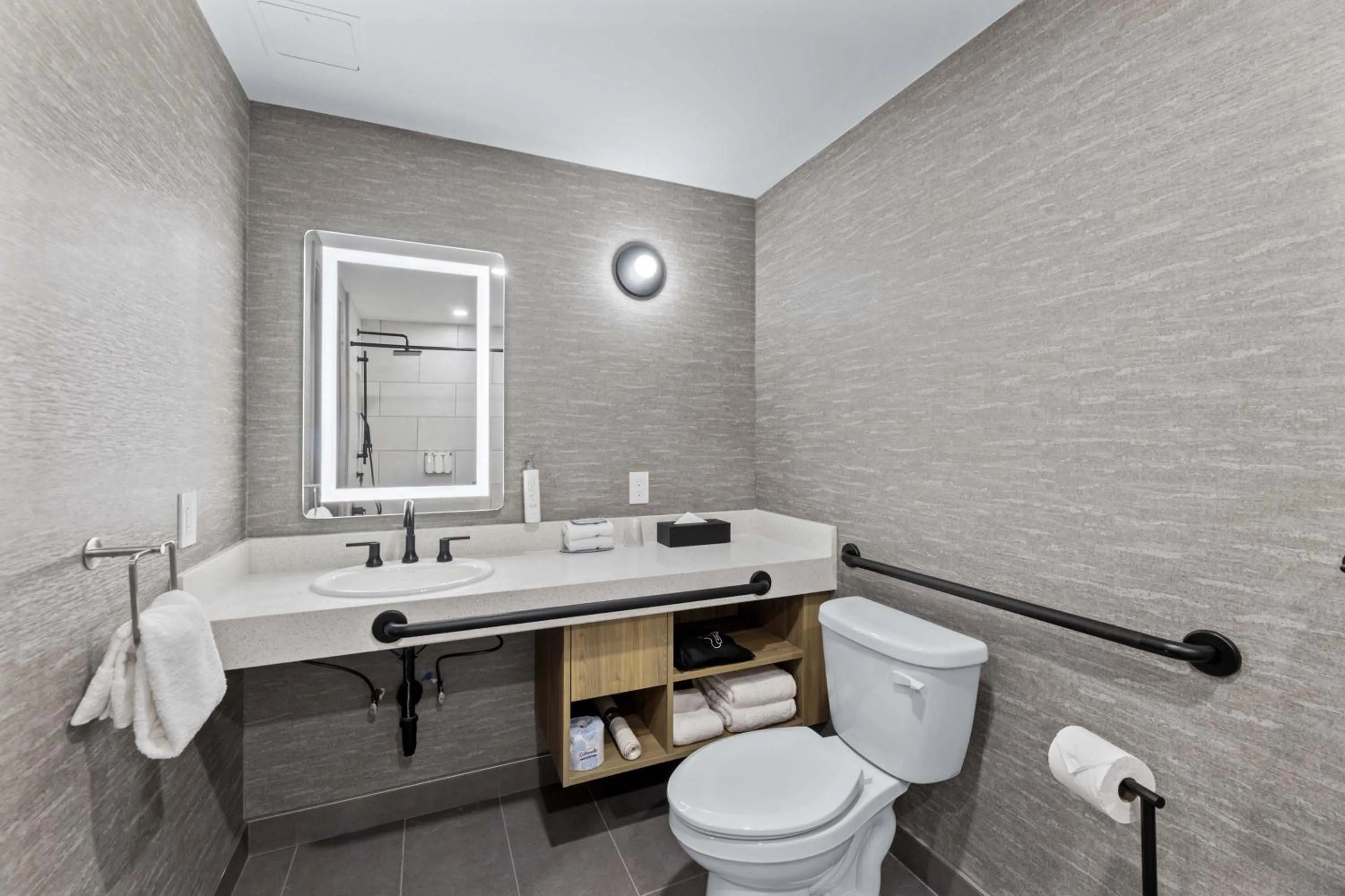 Bathroom in Sandman Signature Dallas Las Colinas Hotel & Suites