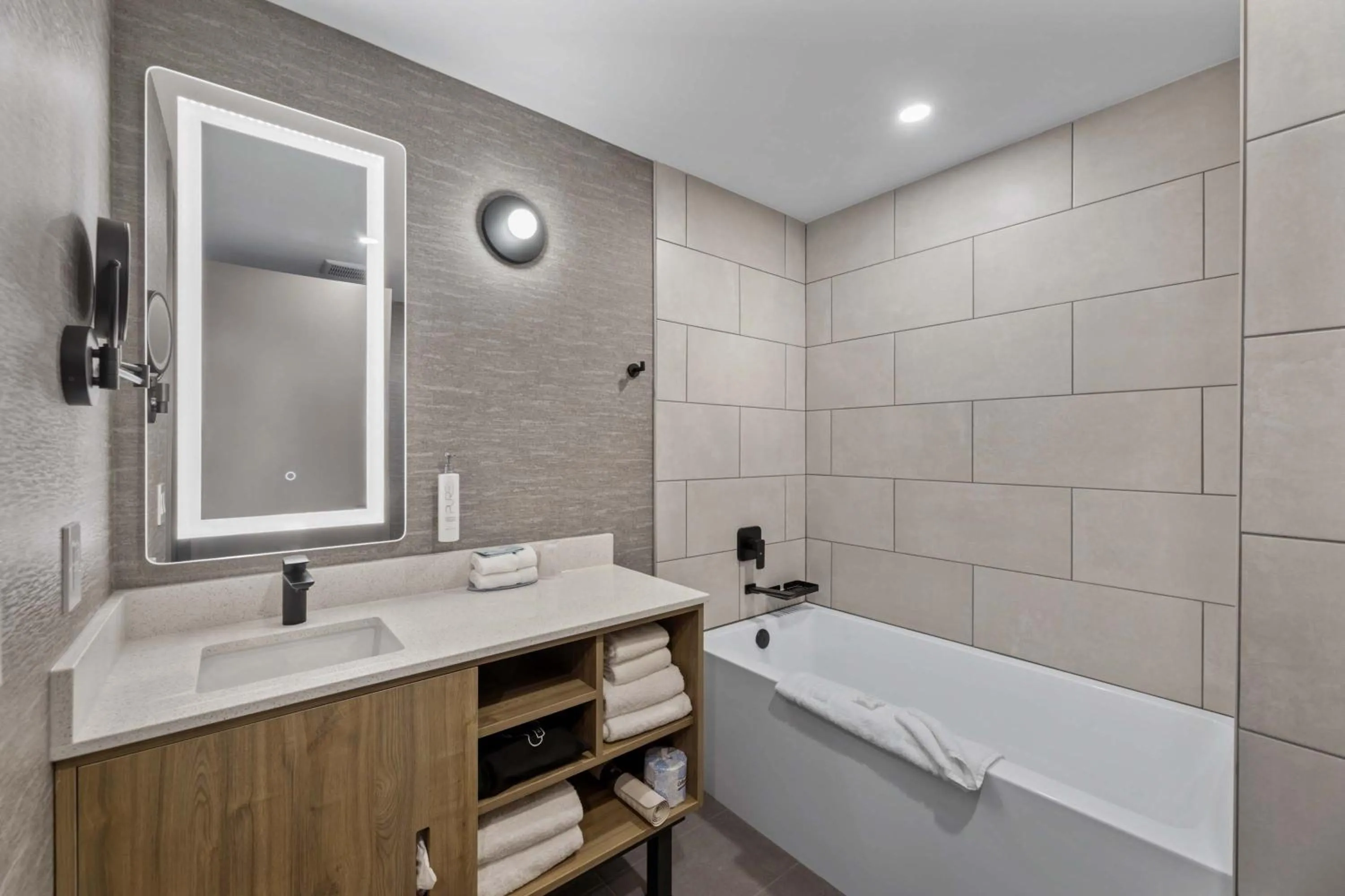 Bathroom in Sandman Signature Dallas Las Colinas Hotel & Suites