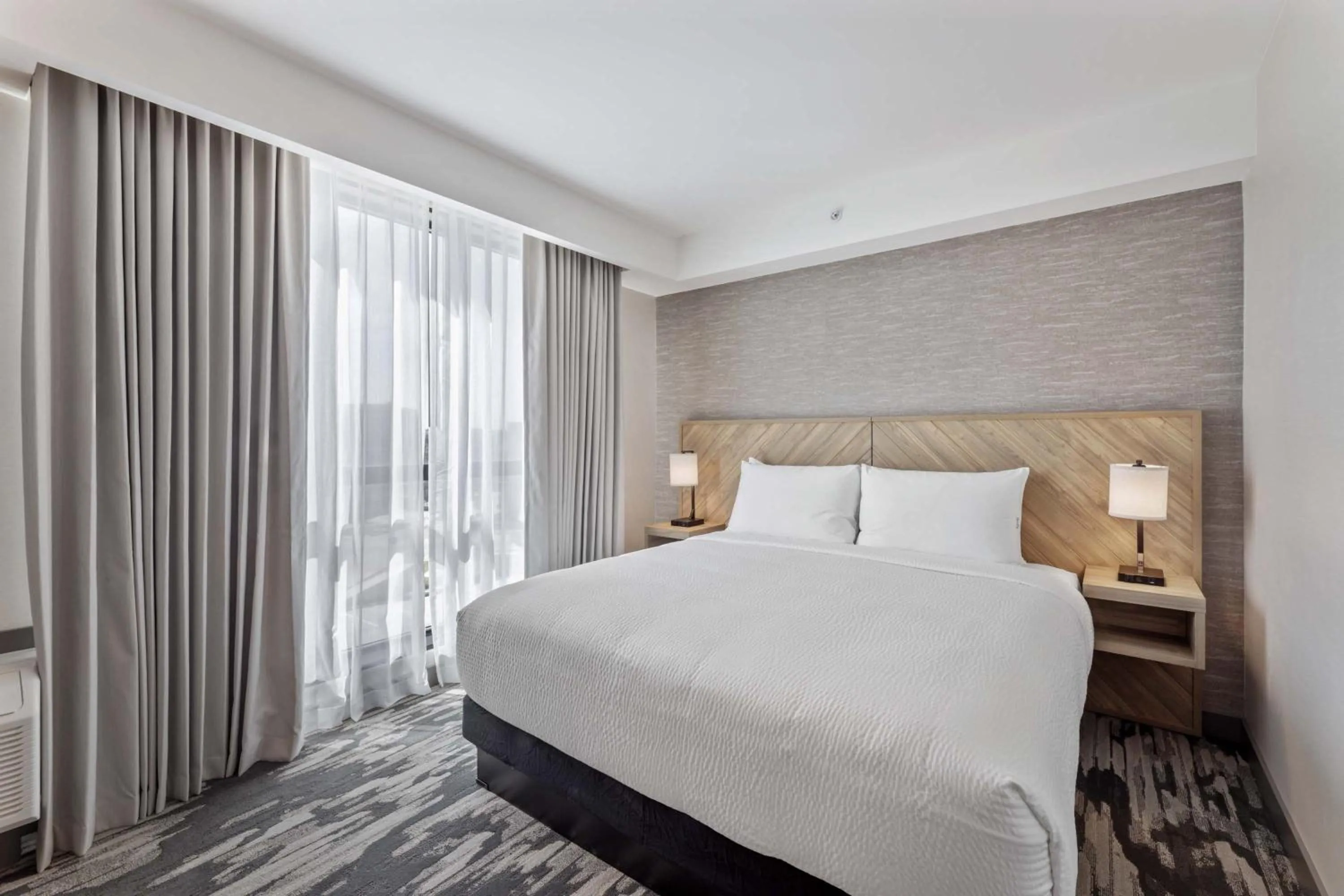 Photo of the whole room, Bed in Sandman Signature Dallas Las Colinas Hotel & Suites
