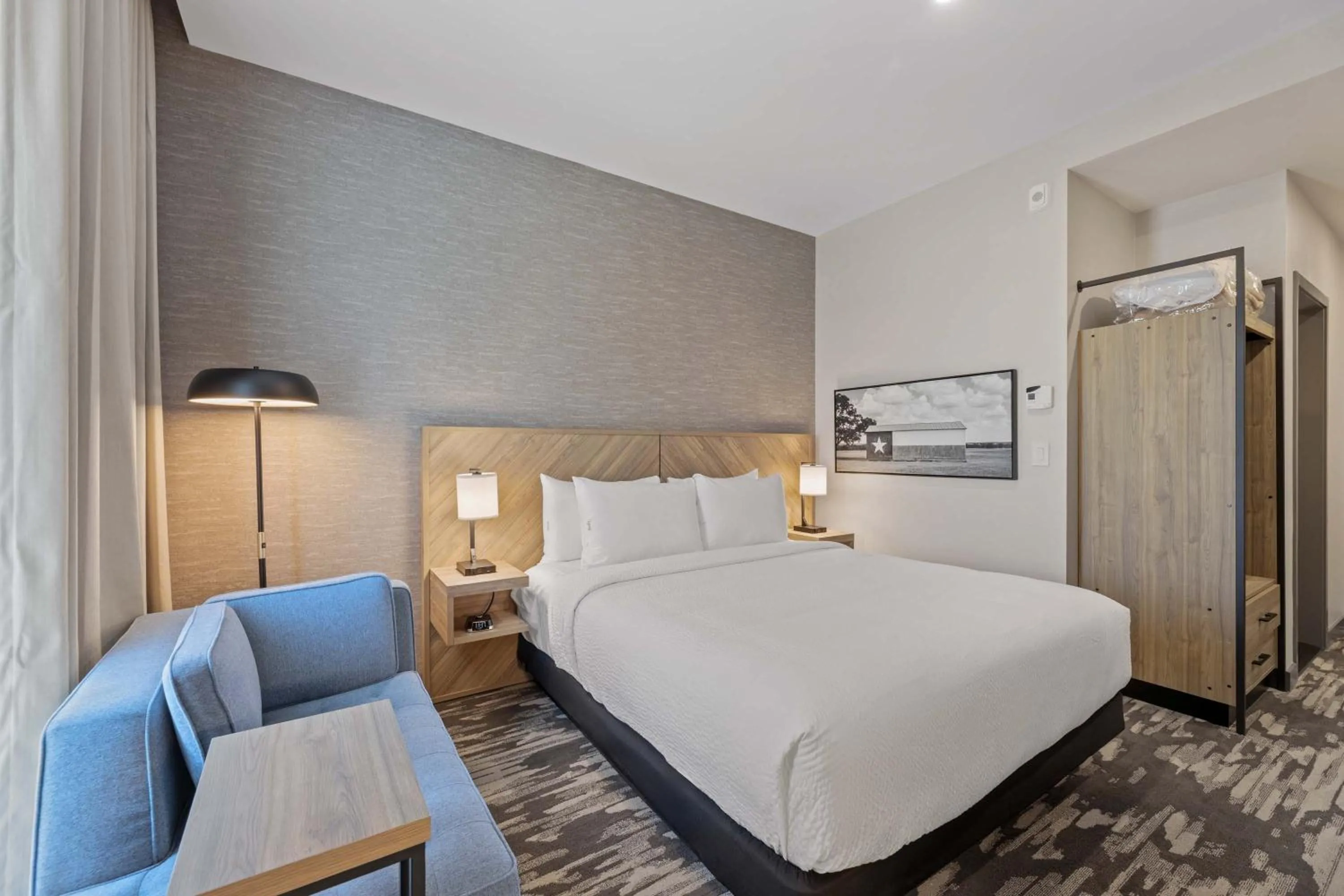 Photo of the whole room, Bed in Sandman Signature Dallas Las Colinas Hotel & Suites
