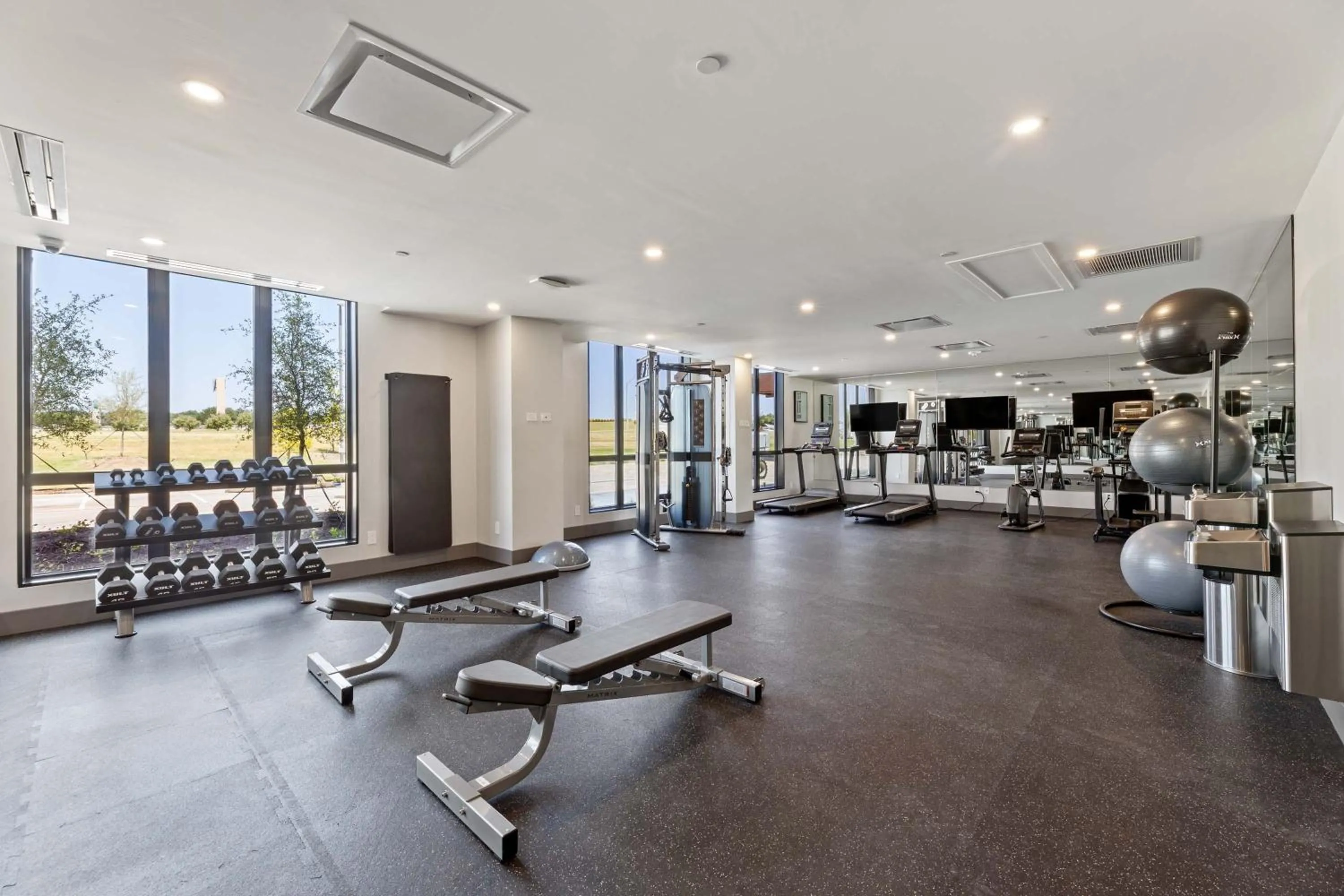 Fitness centre/facilities in Sandman Signature Dallas Las Colinas Hotel & Suites