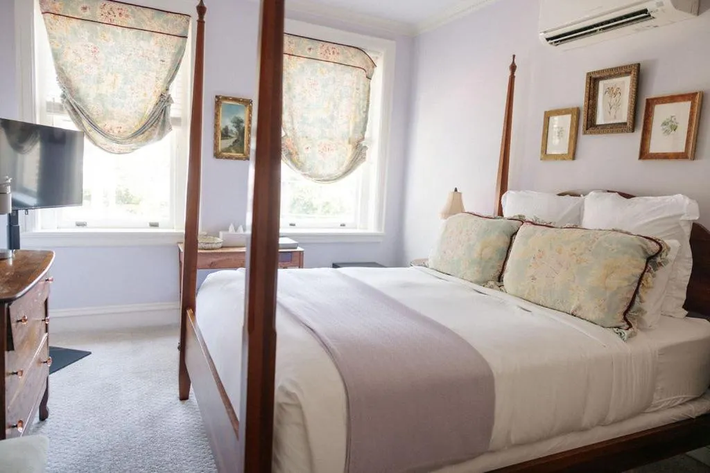 Bedroom, Bed in Ironclad Inn and Bourbon Room