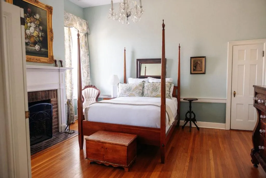 Bedroom, Bed in Ironclad Inn and Bourbon Room