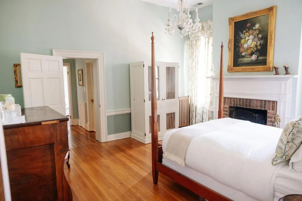 Bedroom, Bed in Ironclad Inn and Bourbon Room