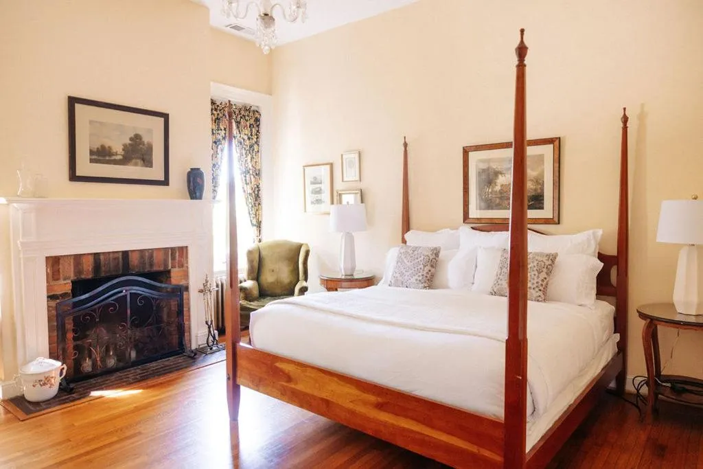 Bedroom, Bed in Ironclad Inn and Bourbon Room