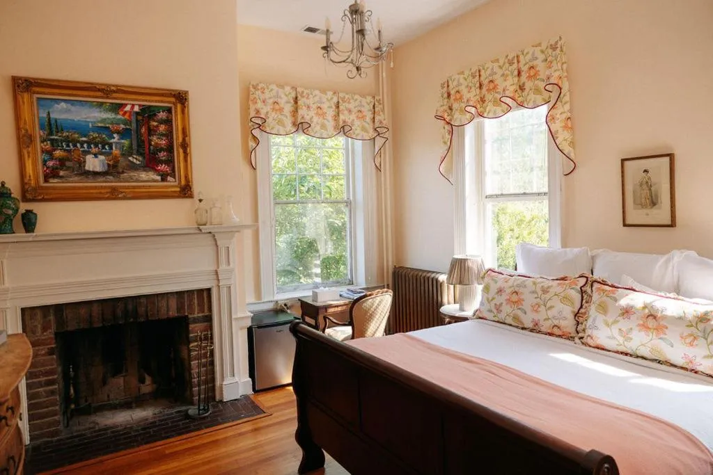 Bedroom, Bed in Ironclad Inn and Bourbon Room