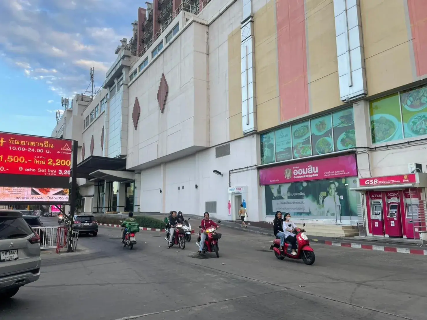 Facade/entrance in Sunee Grand Hotel and Convention Center Facade/entrance in Sunee Grand Hotel and Convention Center