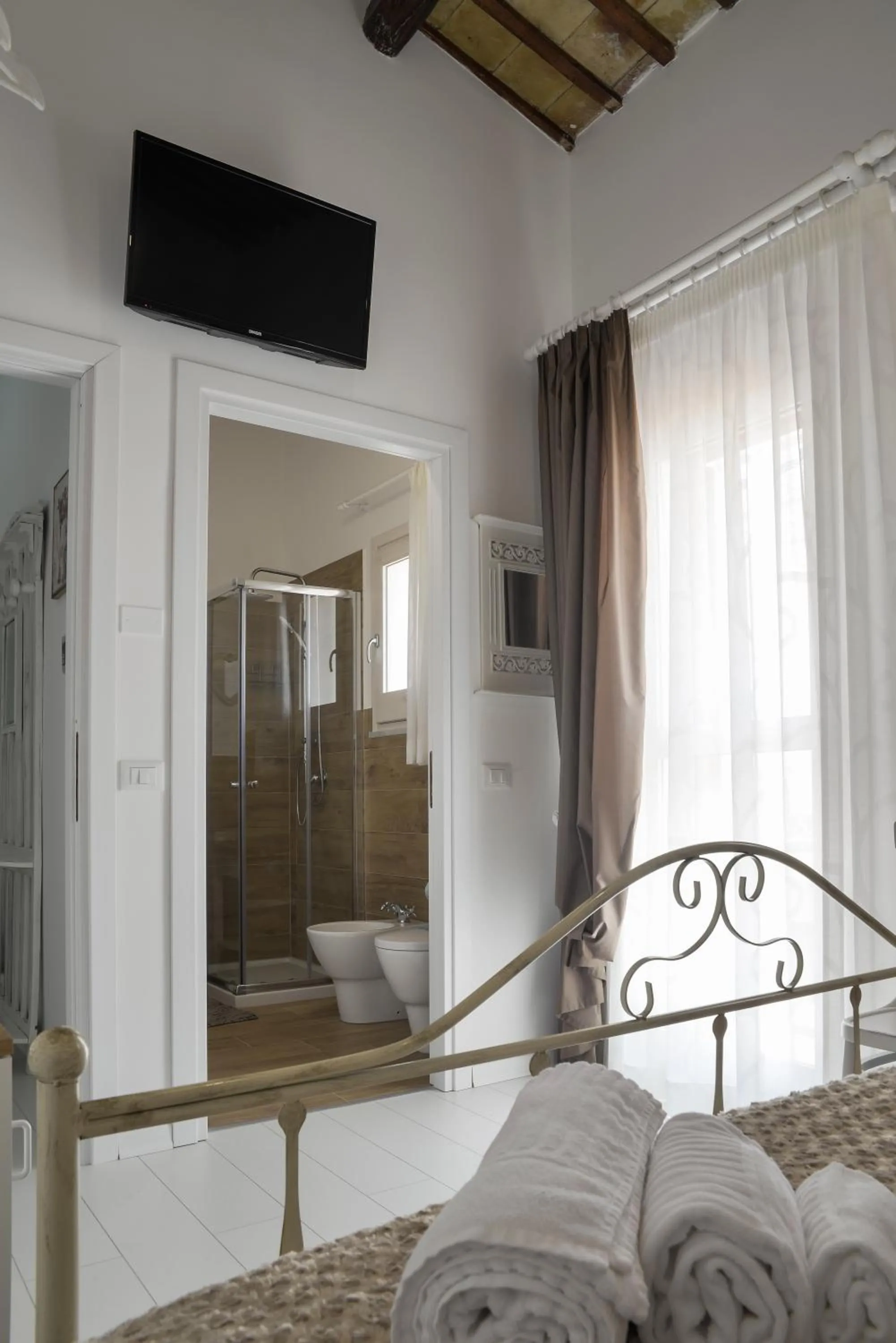 Shower, Bed in TAM Vacanze B&B