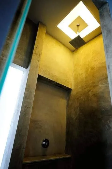 Shower in Ohana Resort and Restaurant