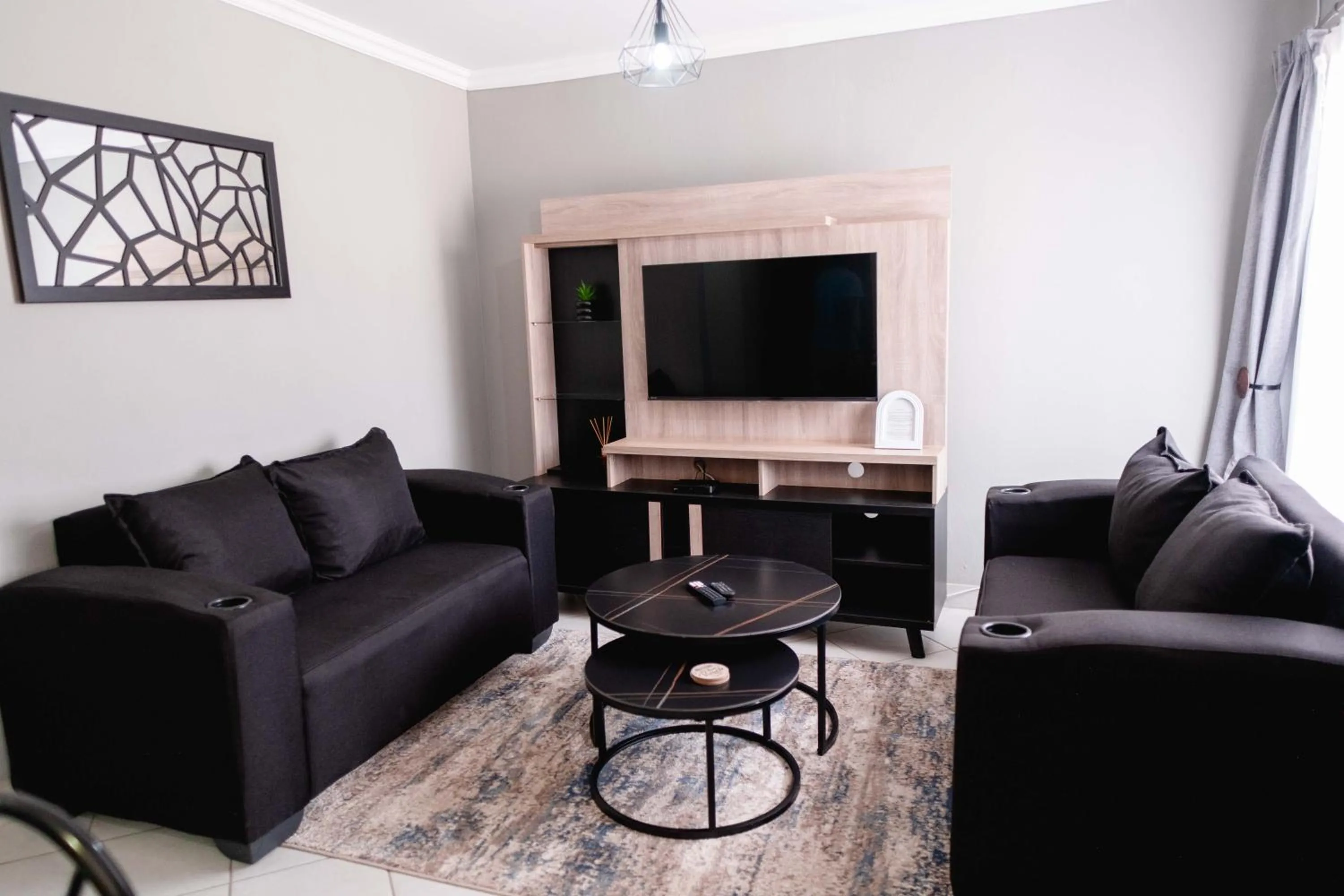 Communal lounge/ TV room in Viata Luxe Guesthouse