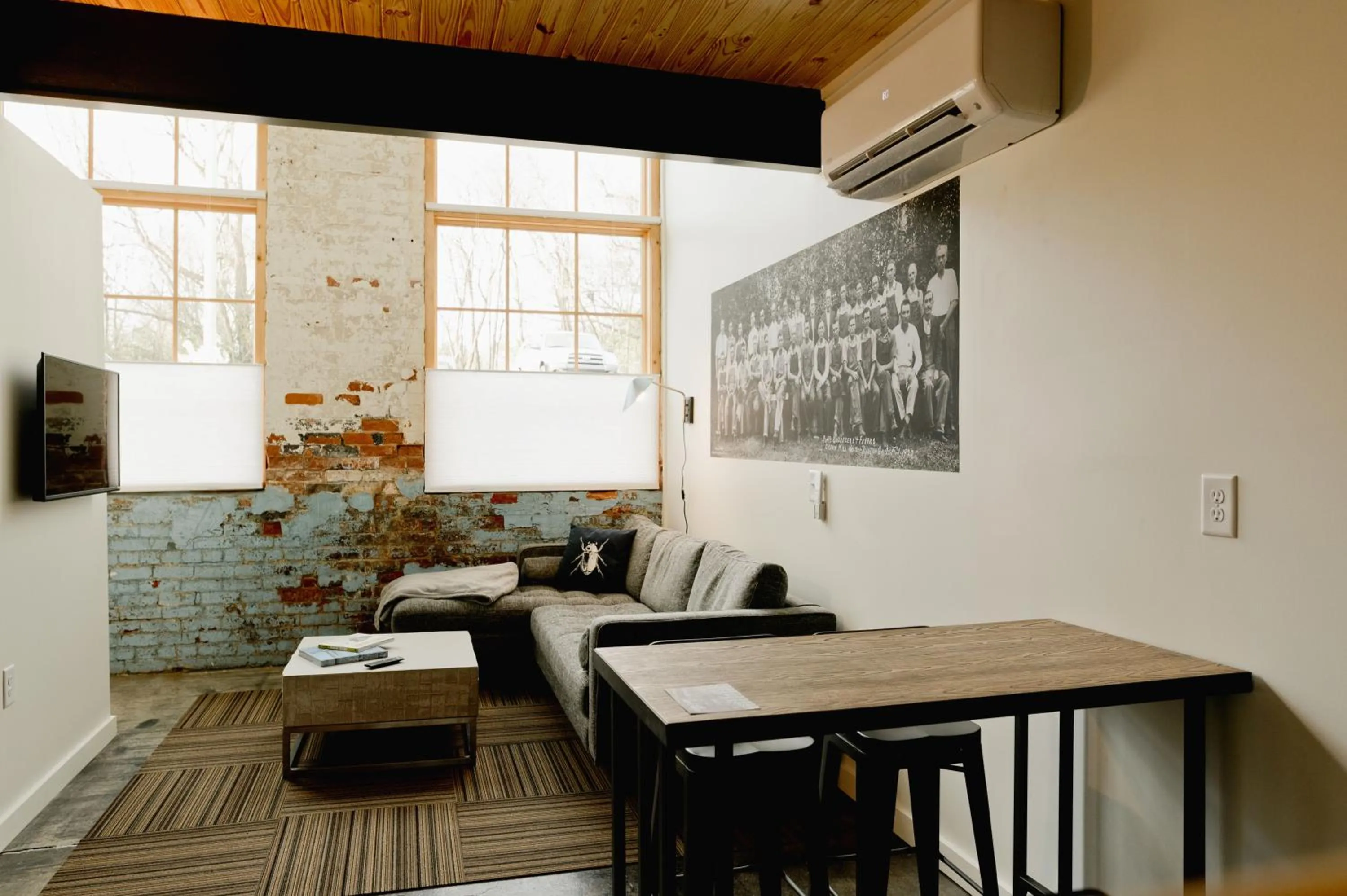 TV and multimedia in Loom Room Retreat