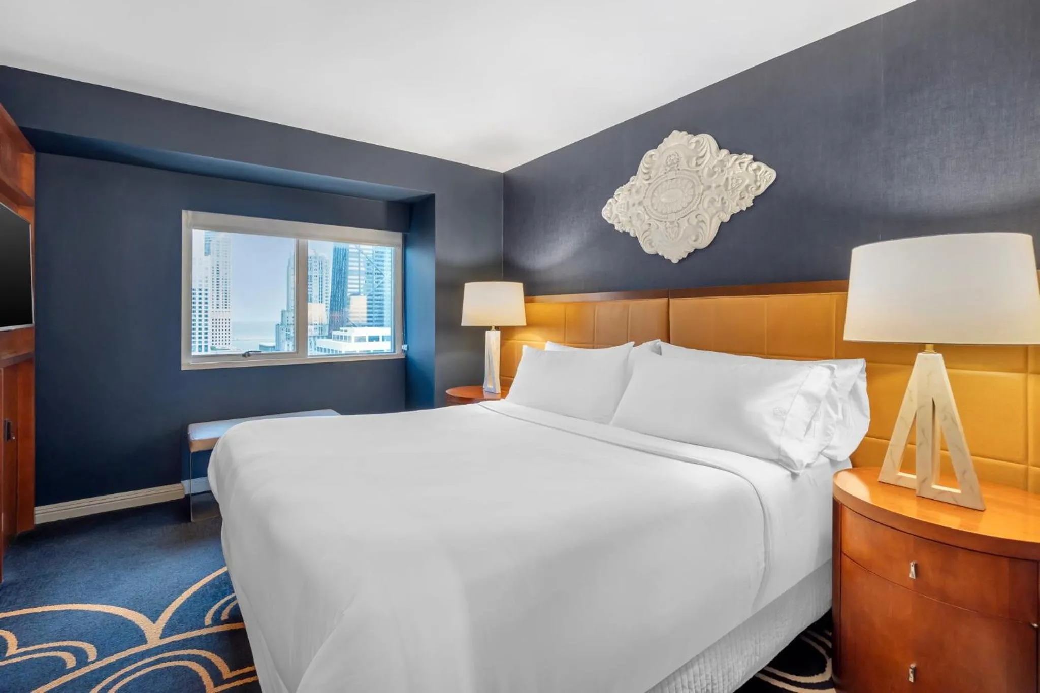 Facade/entrance, Bed in Omni Chicago Hotel