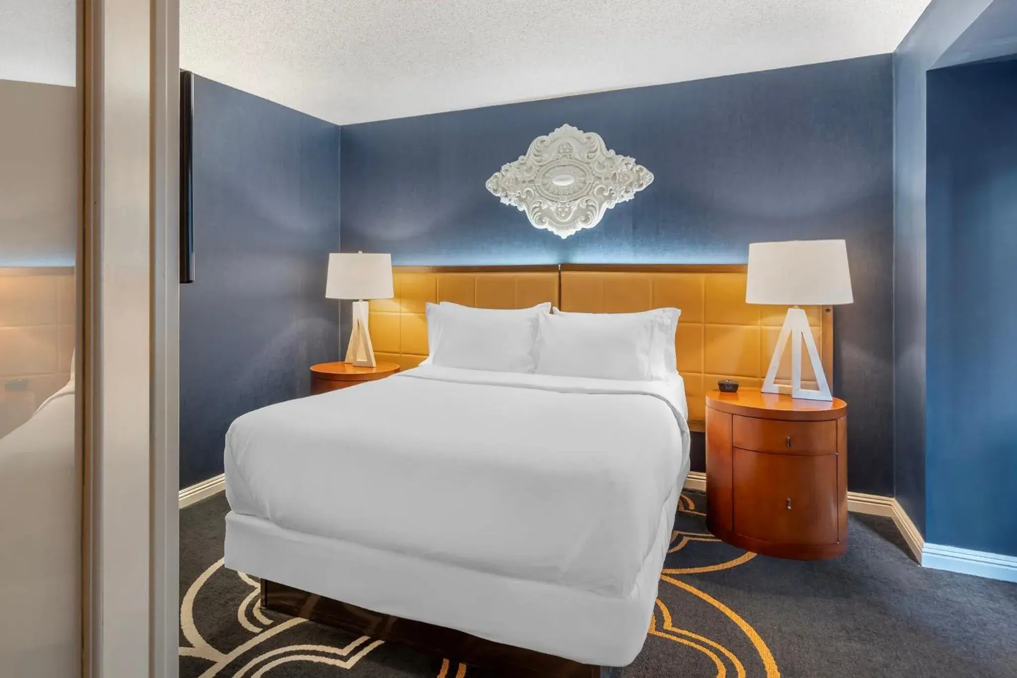 Facade/entrance, Bed in Omni Chicago Hotel Facade/entrance, Bed in Omni Chicago Hotel