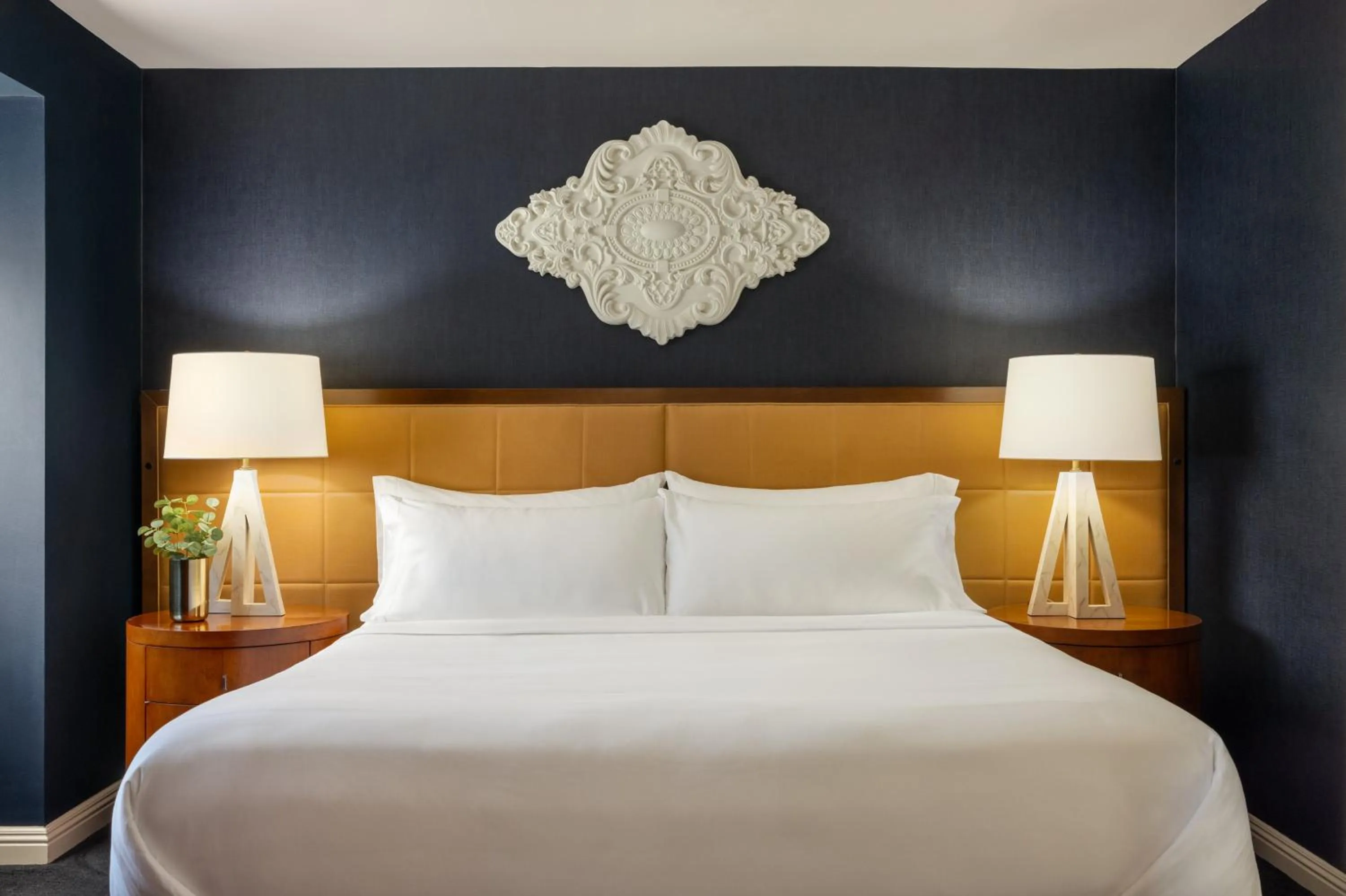 Bedroom, Bed in Omni Chicago Hotel