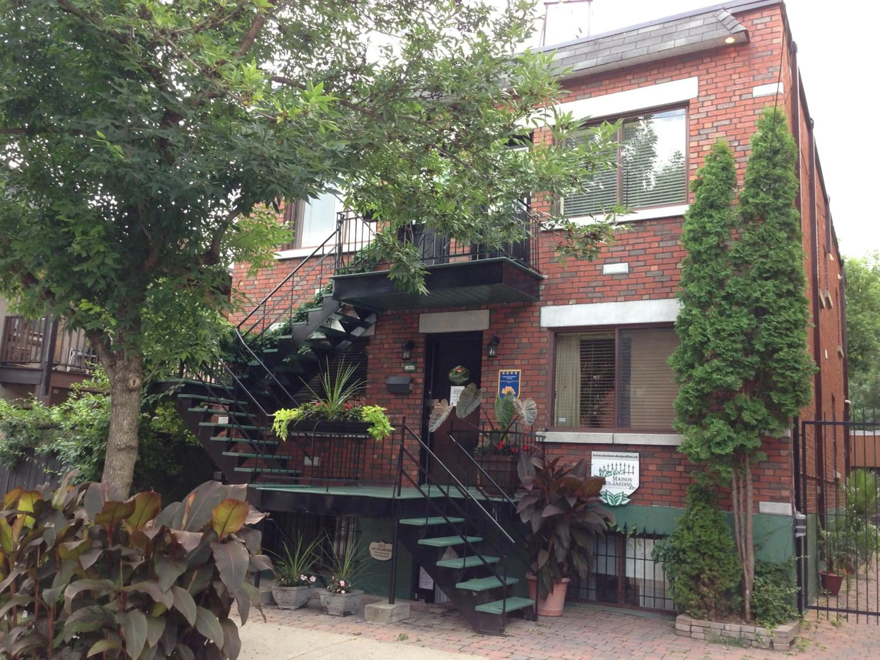 Facade/entrance in Maison Des Jardins B & B