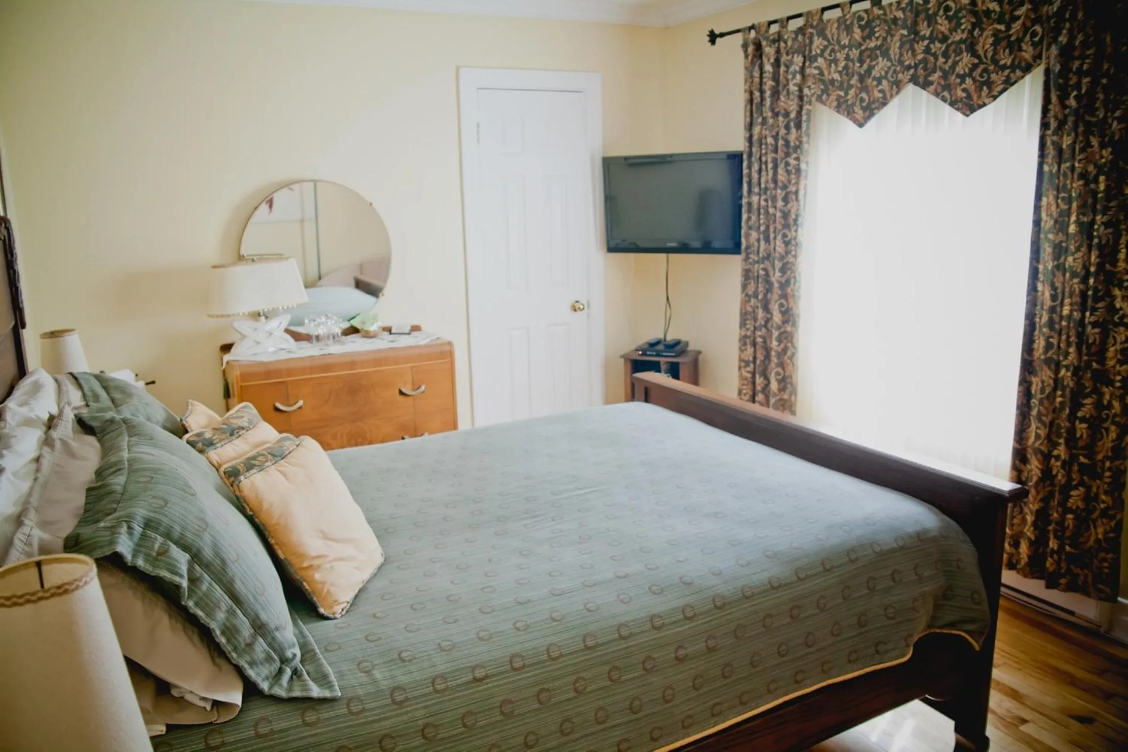 Day, Bed in Maison Des Jardins B & B