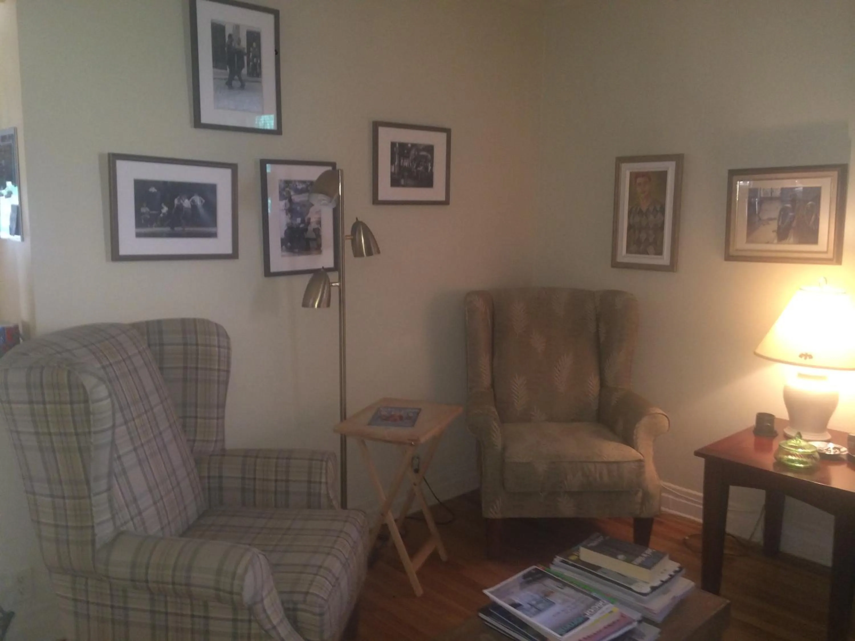 Library in Maison Des Jardins B & B