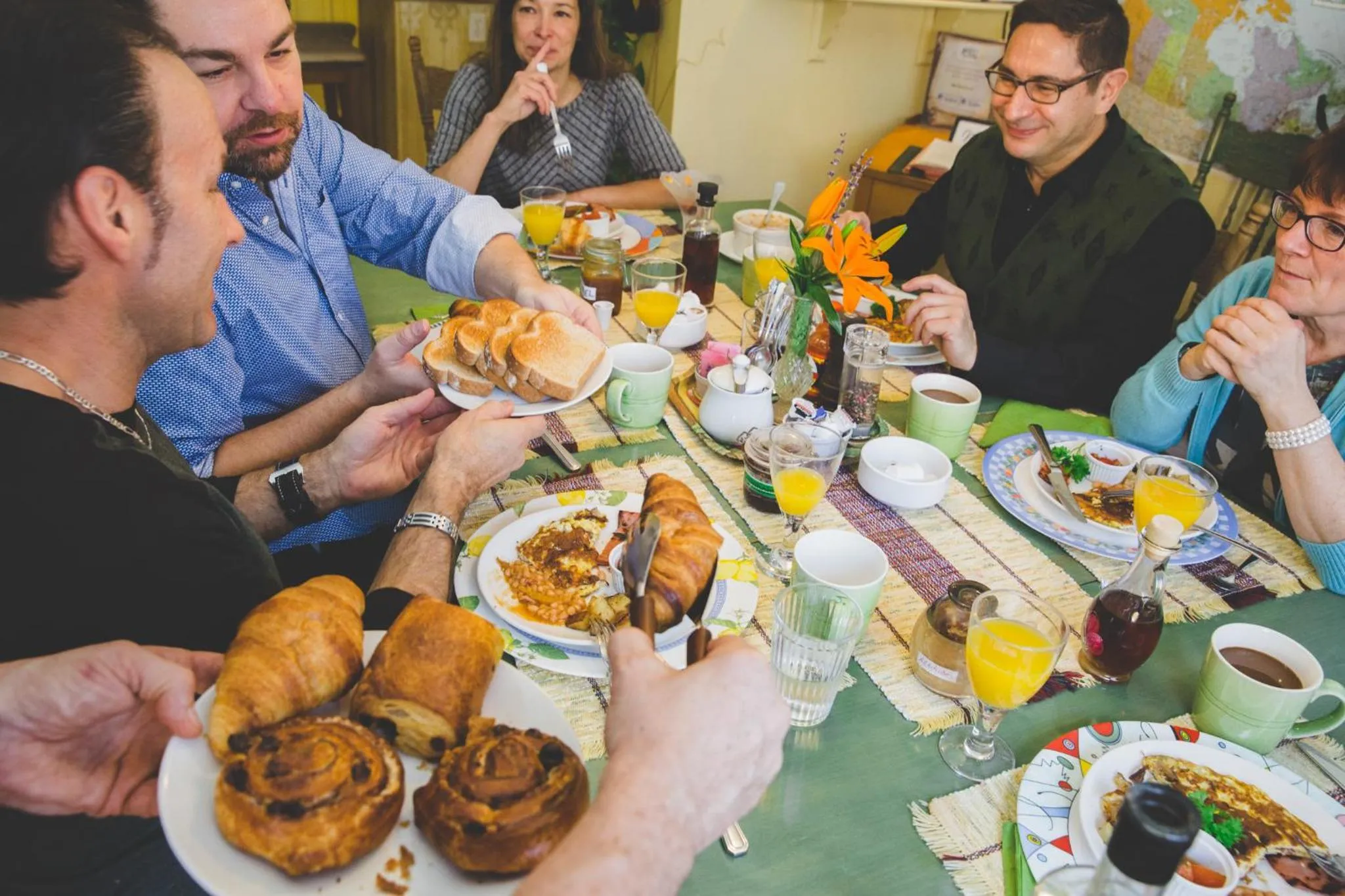 Breakfast in Maison Des Jardins B & B