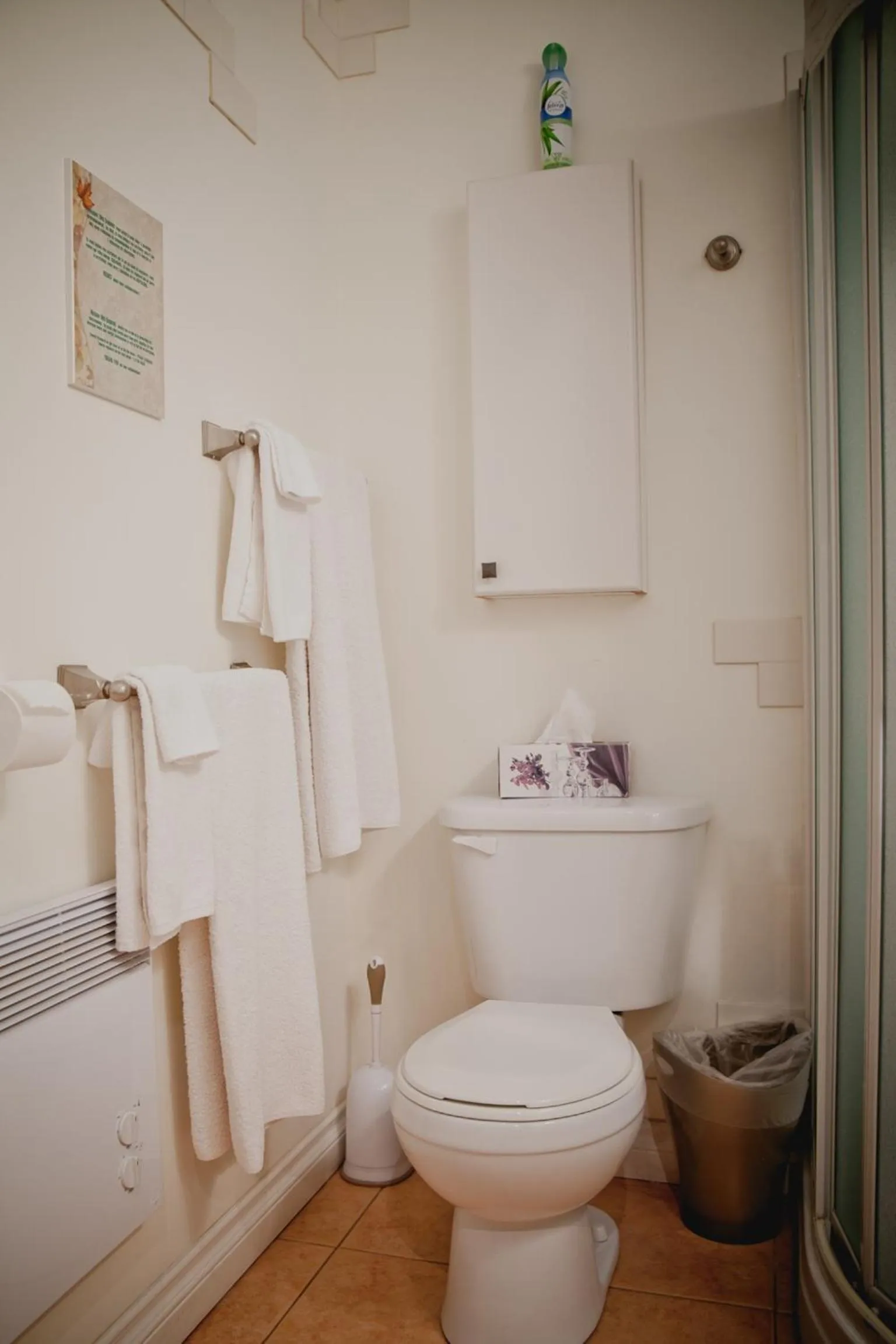 Toilet in Maison Des Jardins B & B