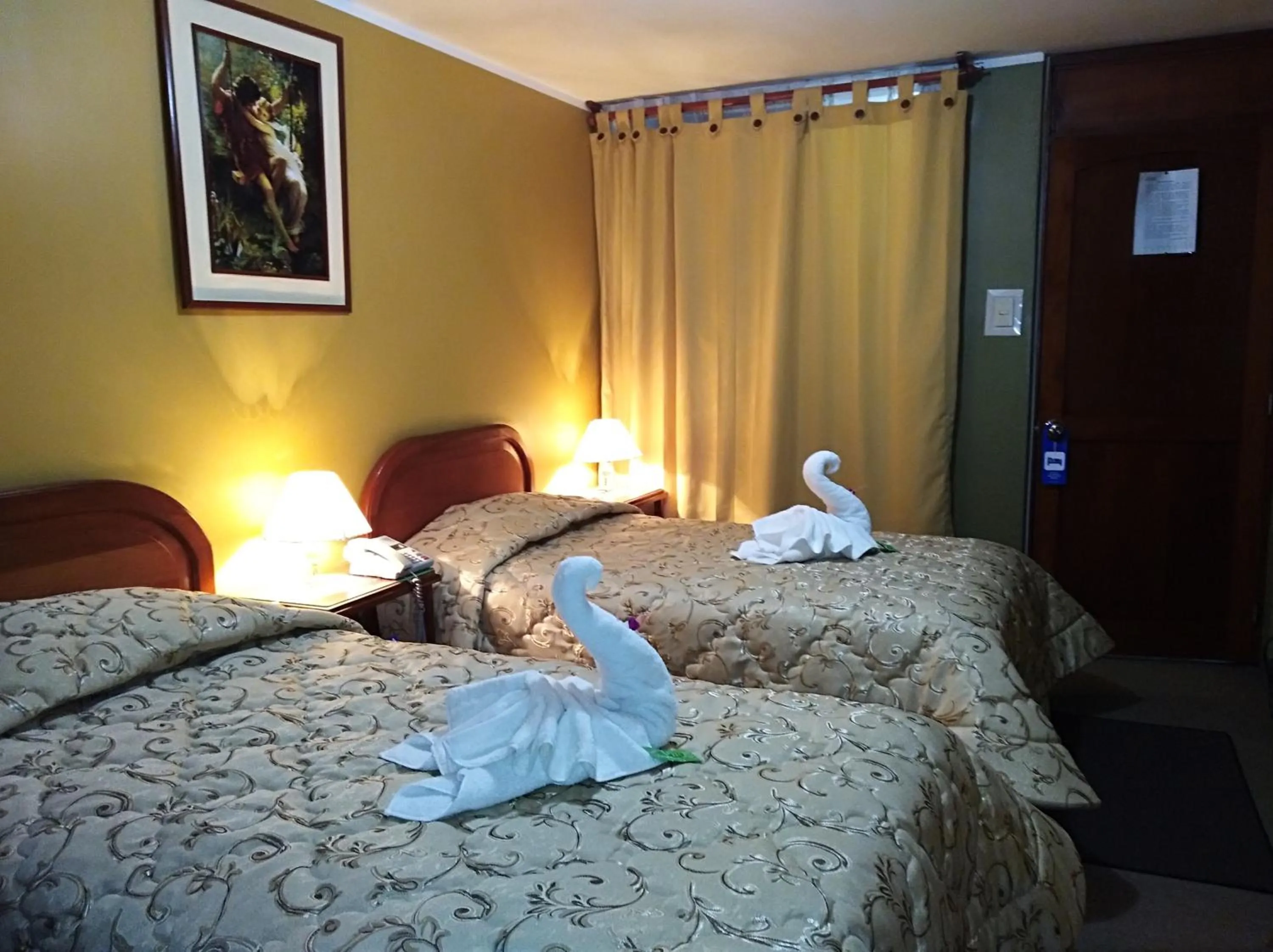 Photo of the whole room, Bed in El Cumbe Inn