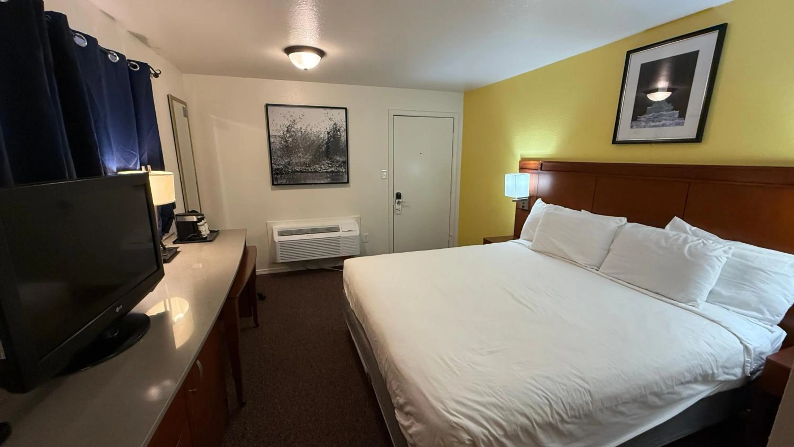 Bed in Lakeshore Inn Water Front