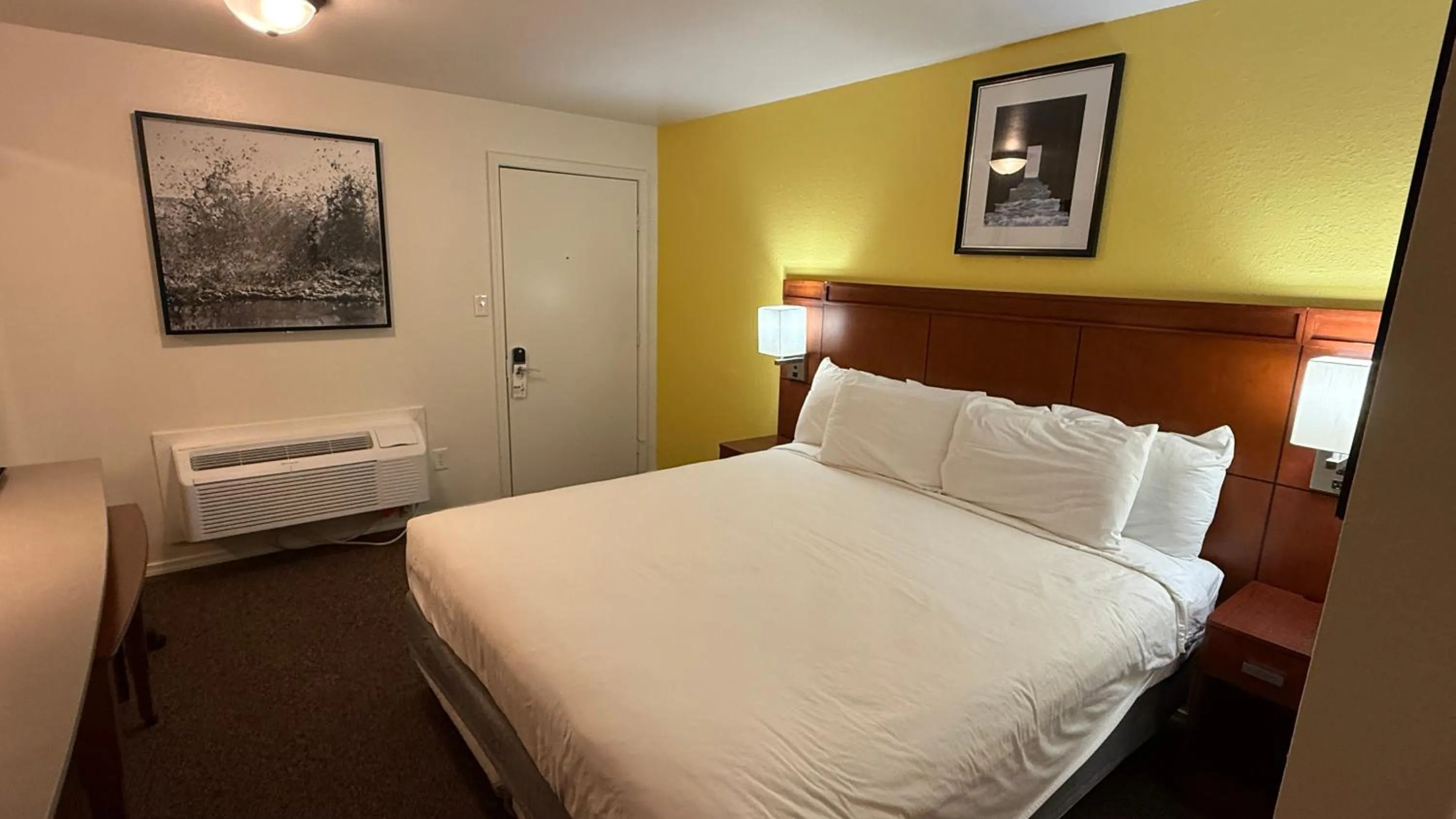 Bed in Lakeshore Inn Water Front