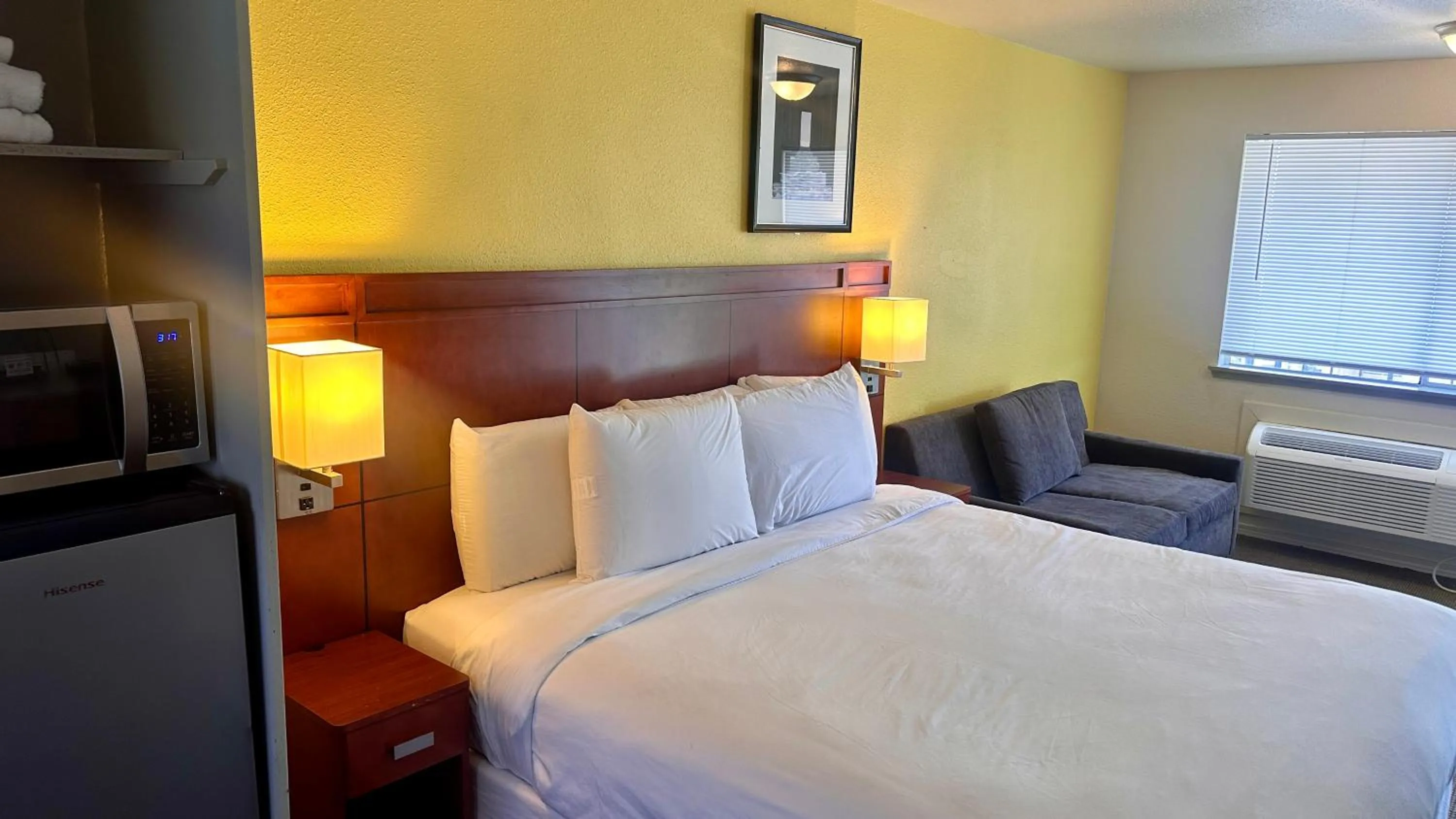 Bed in Lakeshore Inn Water Front