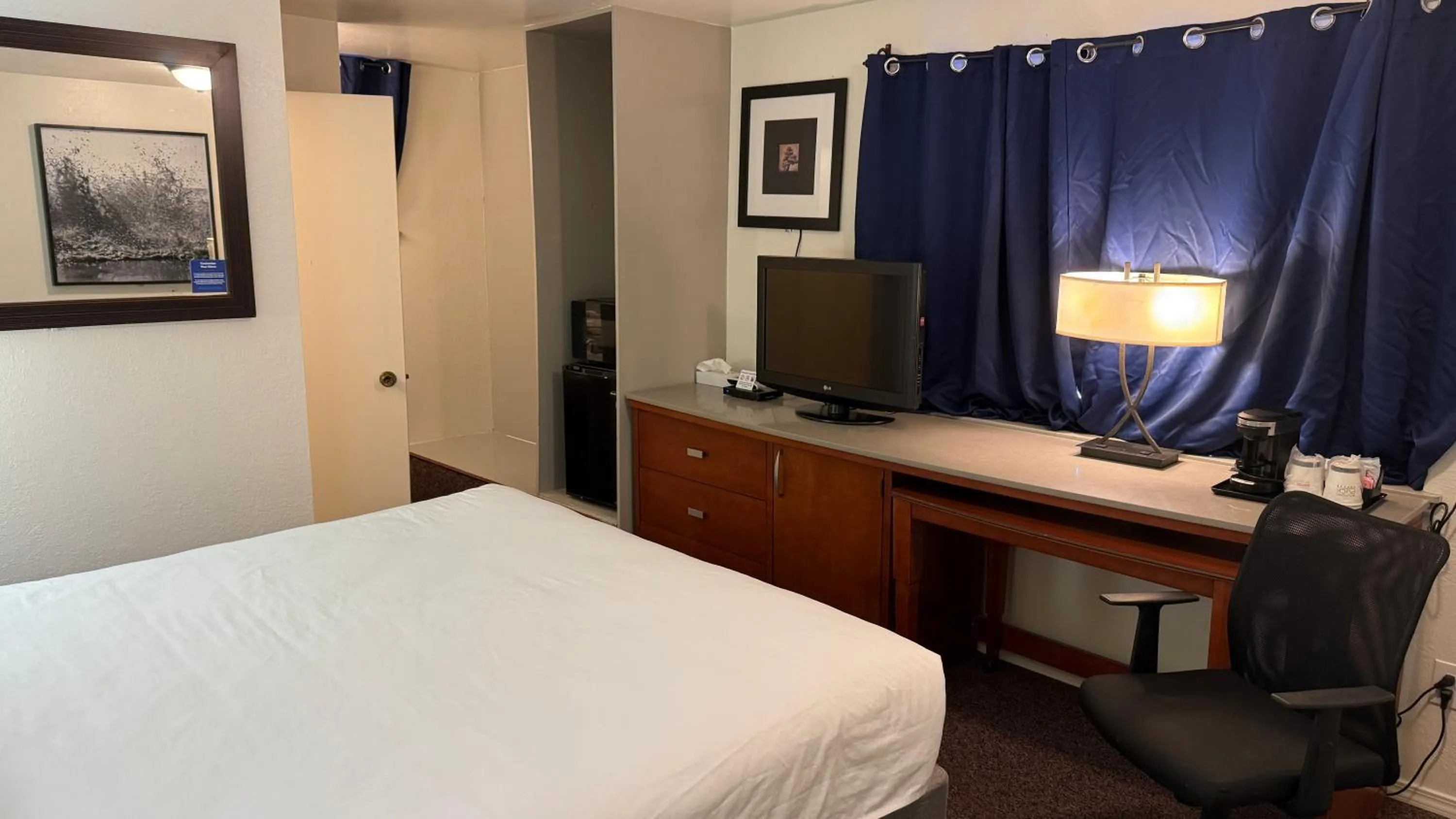 Bed in Lakeshore Inn Water Front