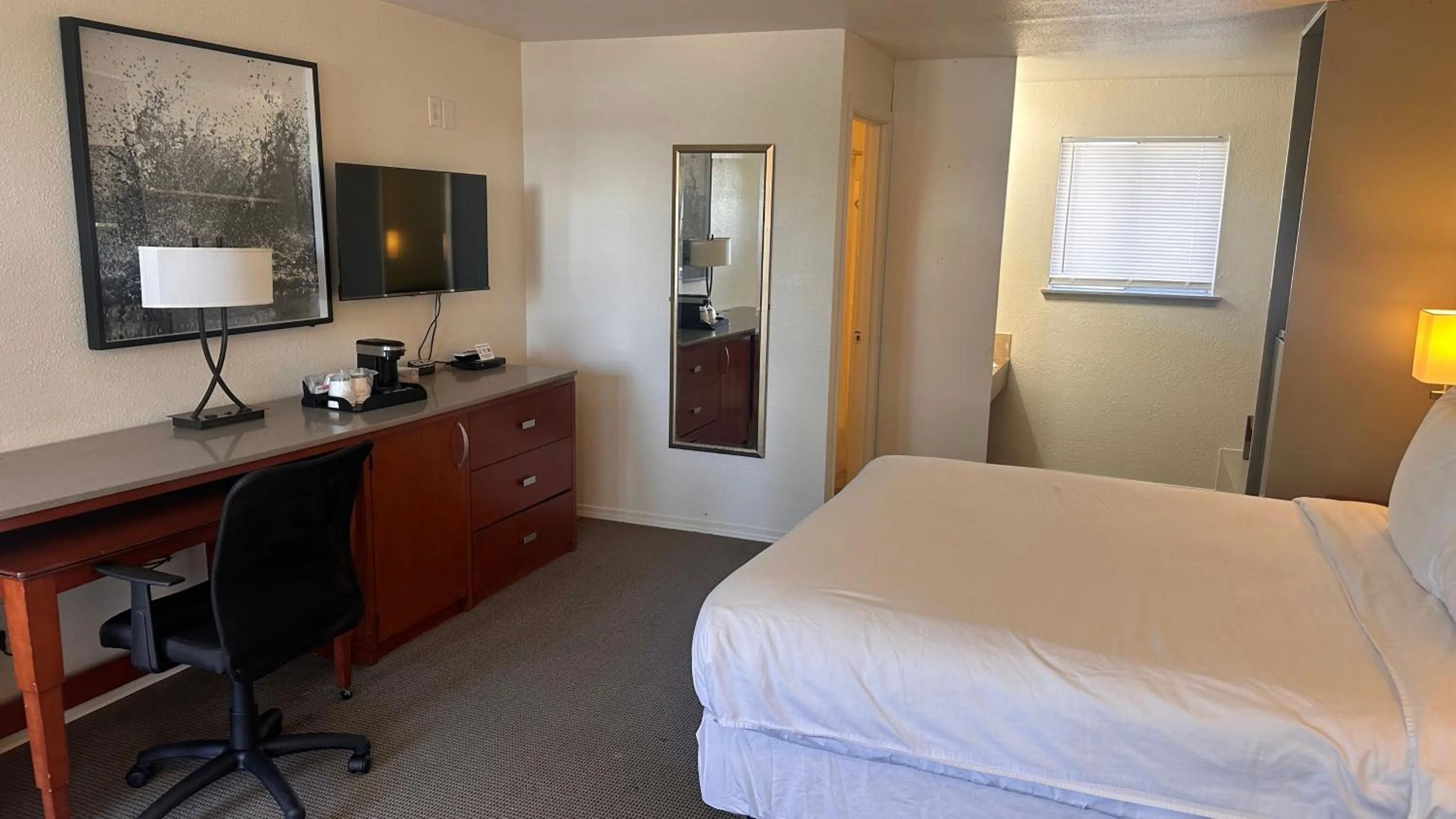 Bed in Lakeshore Inn Water Front