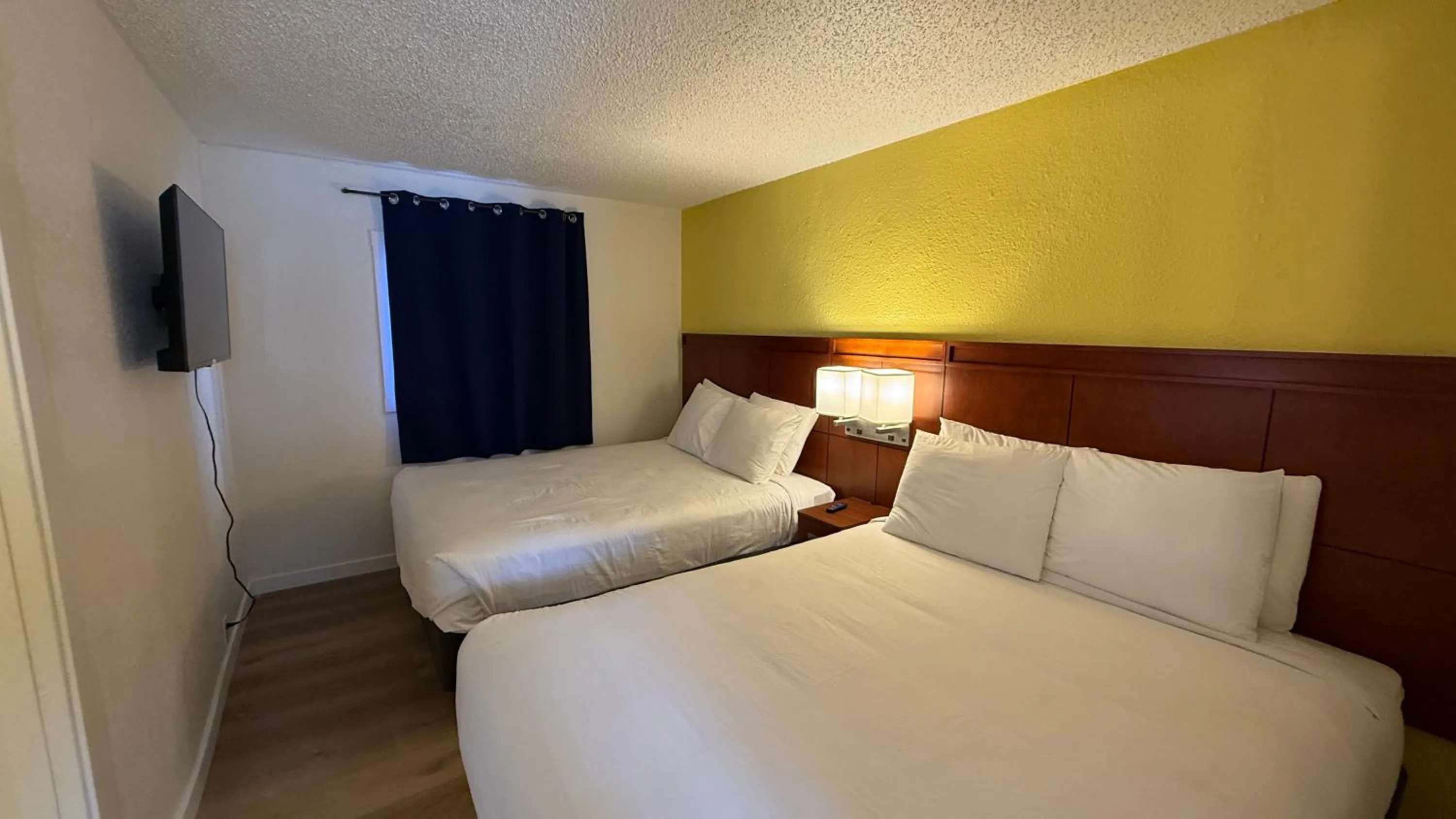 Bed in Lakeshore Inn Water Front