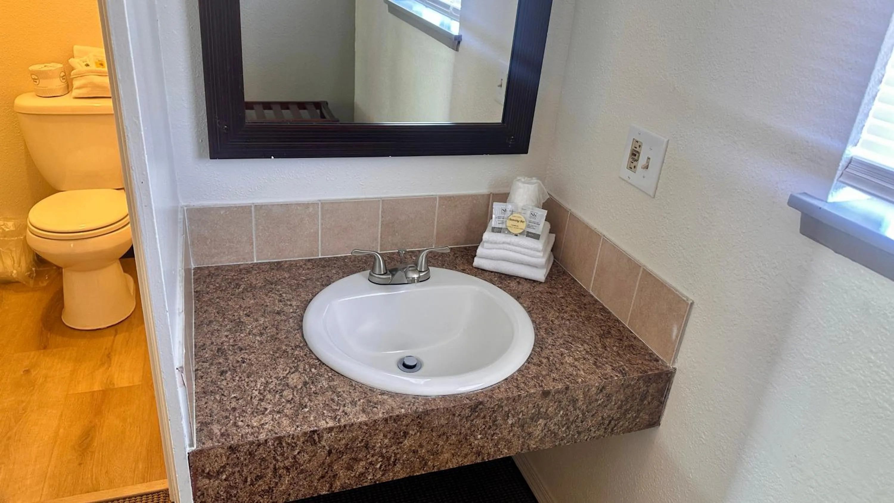 Lakeshore Inn Water Front