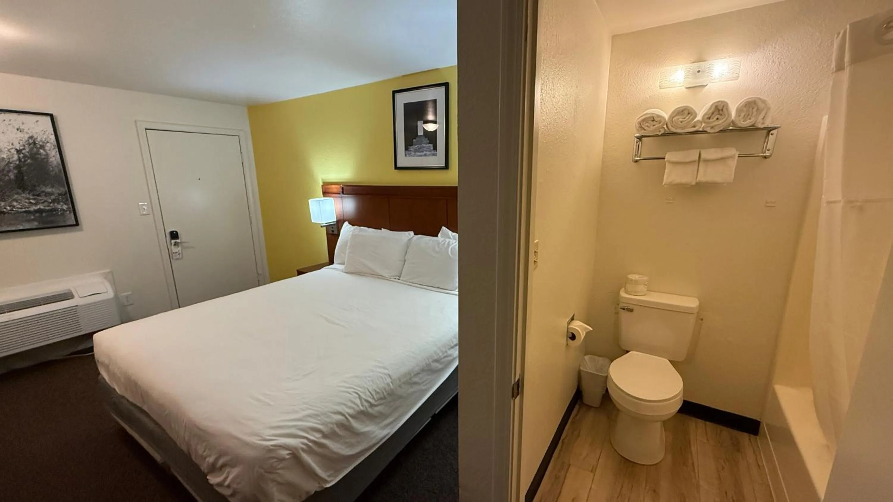 Bed in Lakeshore Inn Water Front